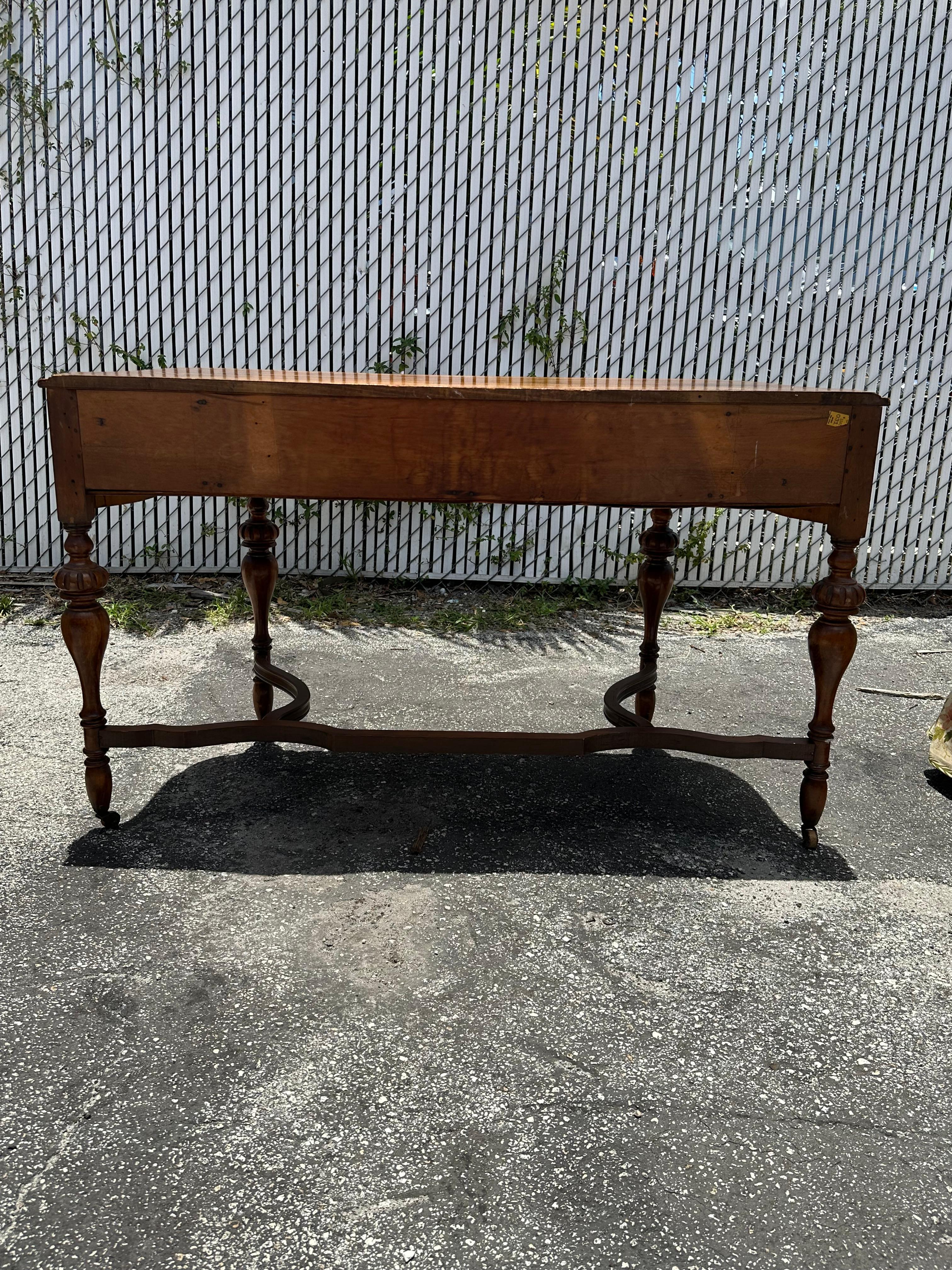 Englischer Serpentinenschreibtisch aus Giltwood auf Rollen im Angebot 7