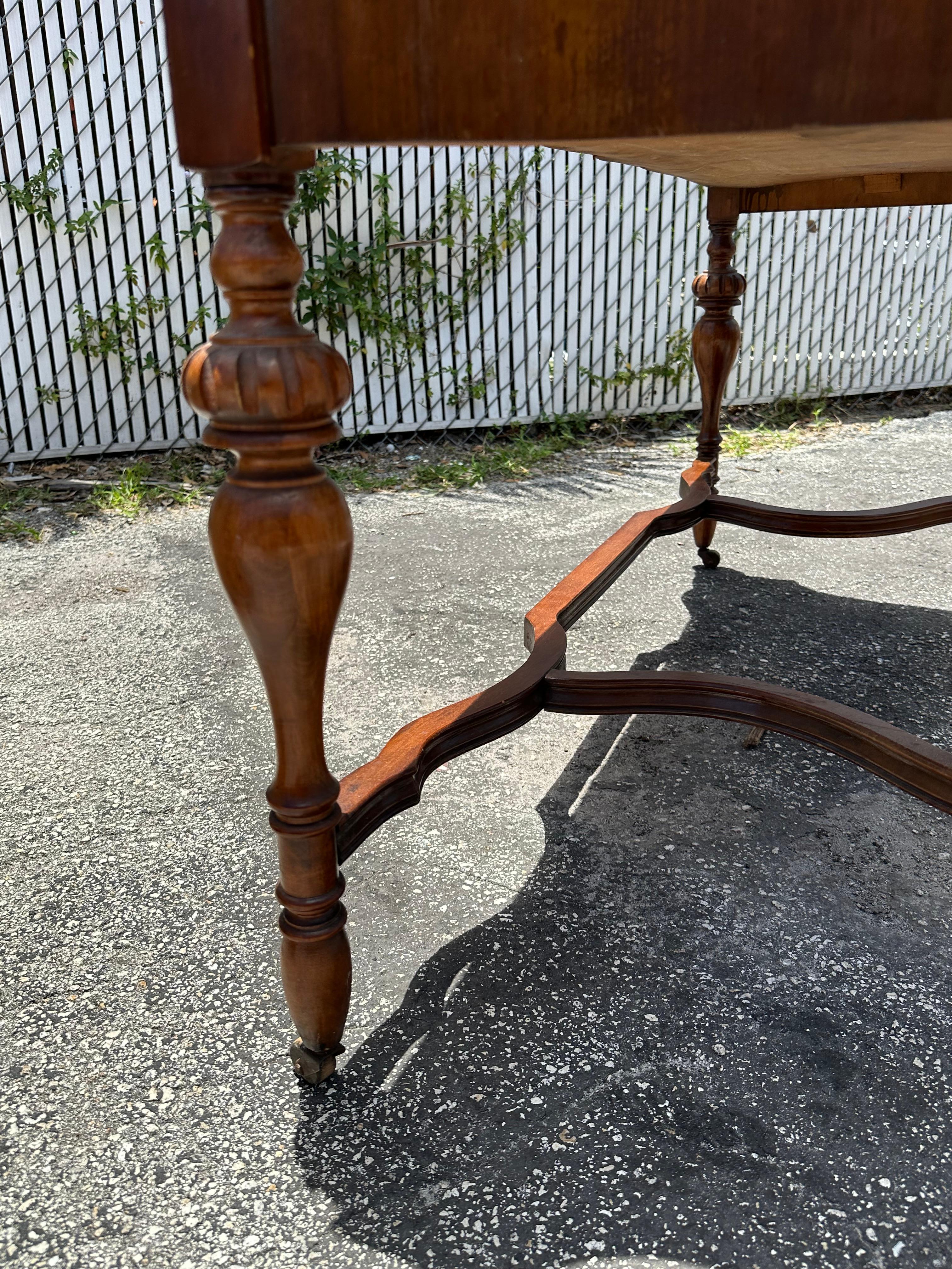 Englischer Serpentinenschreibtisch aus Giltwood auf Rollen im Angebot 8