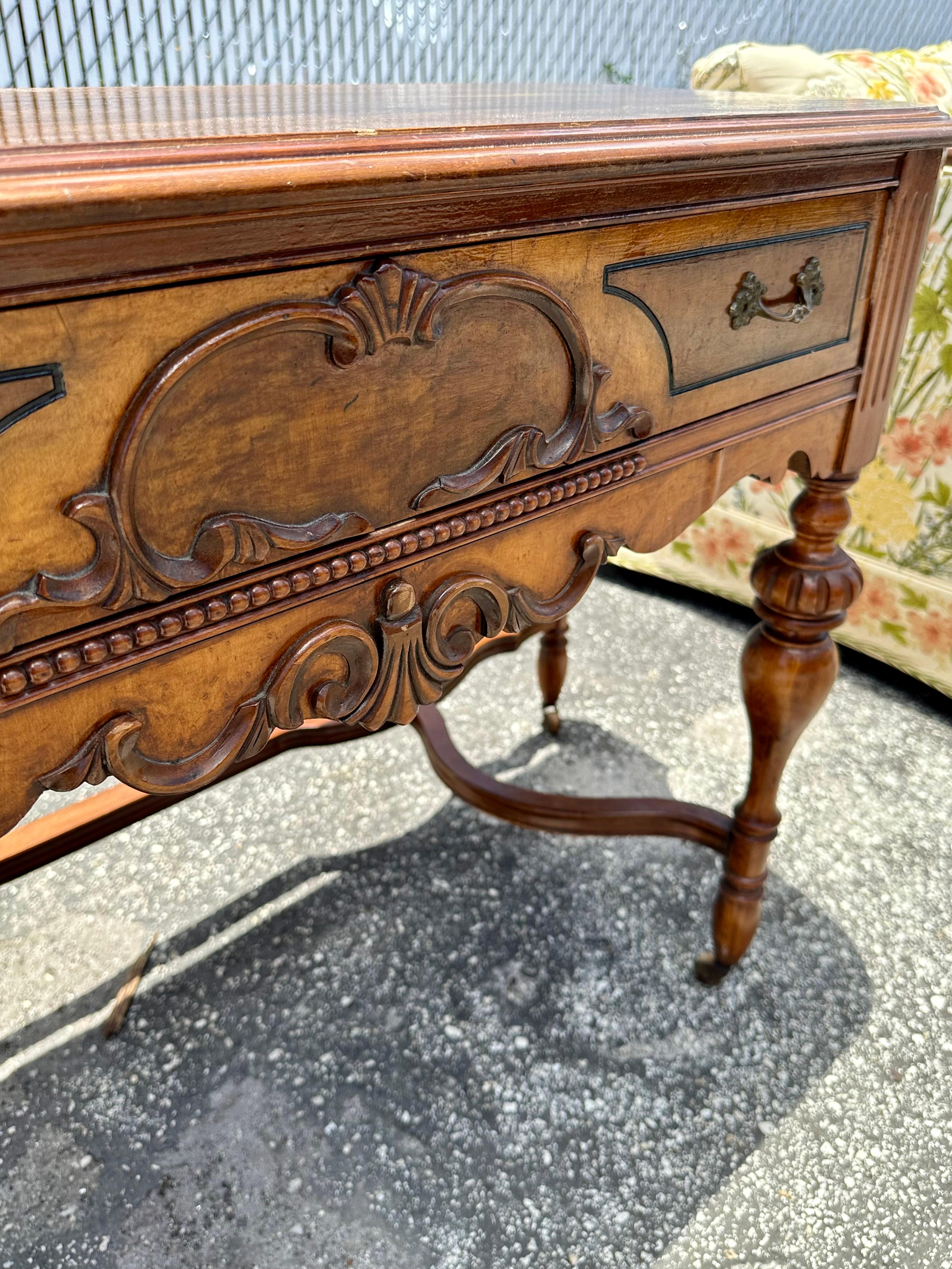 Englischer Serpentinenschreibtisch aus Giltwood auf Rollen im Angebot 9