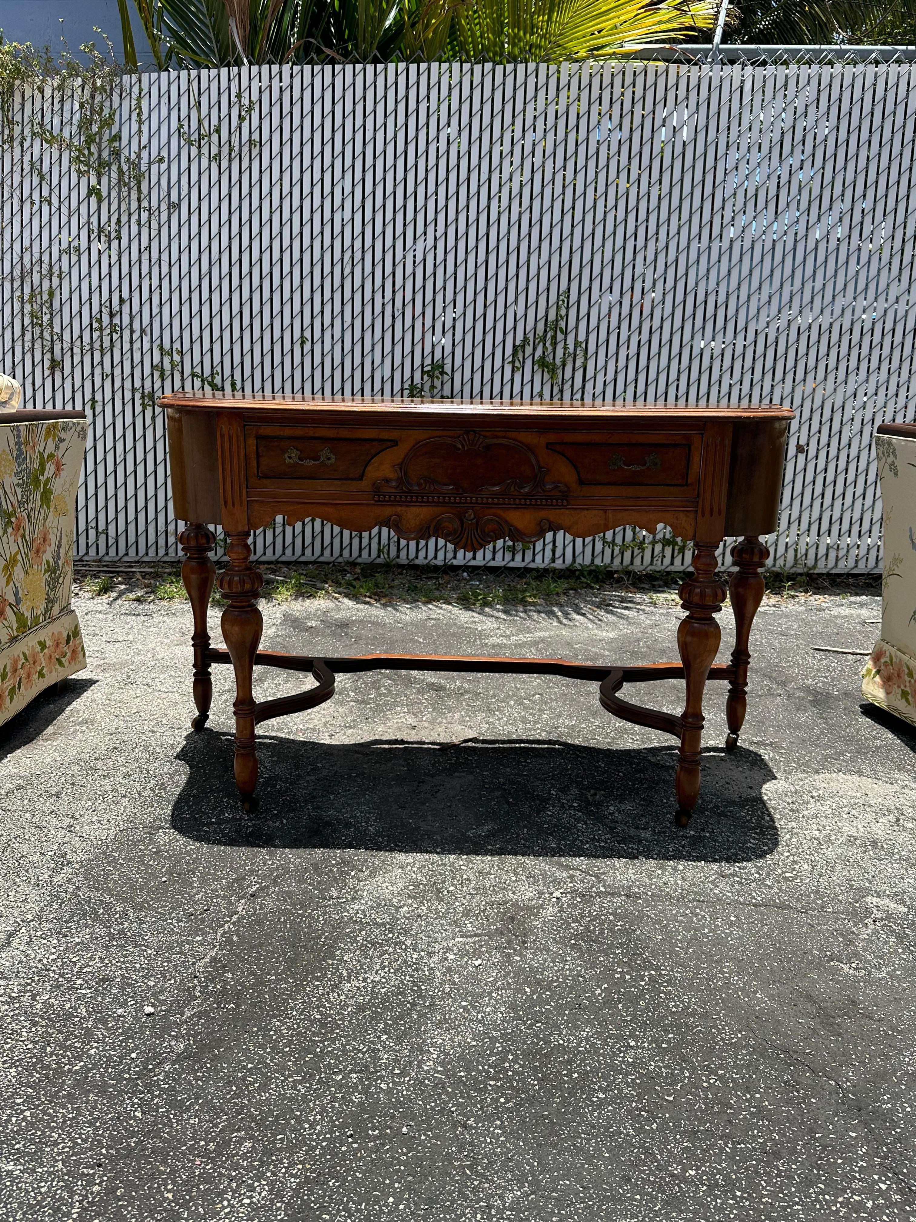 Versetzen Sie sich mit diesem exquisiten Schreibtisch aus Rattan mit Lederplatte in die eleganten und raffinierten 1960er Jahre zurück. Der äußerst seltene Schreibtisch strahlt einen Hauch von Luxus und Raffinesse aus. Das Design ist durchgängig