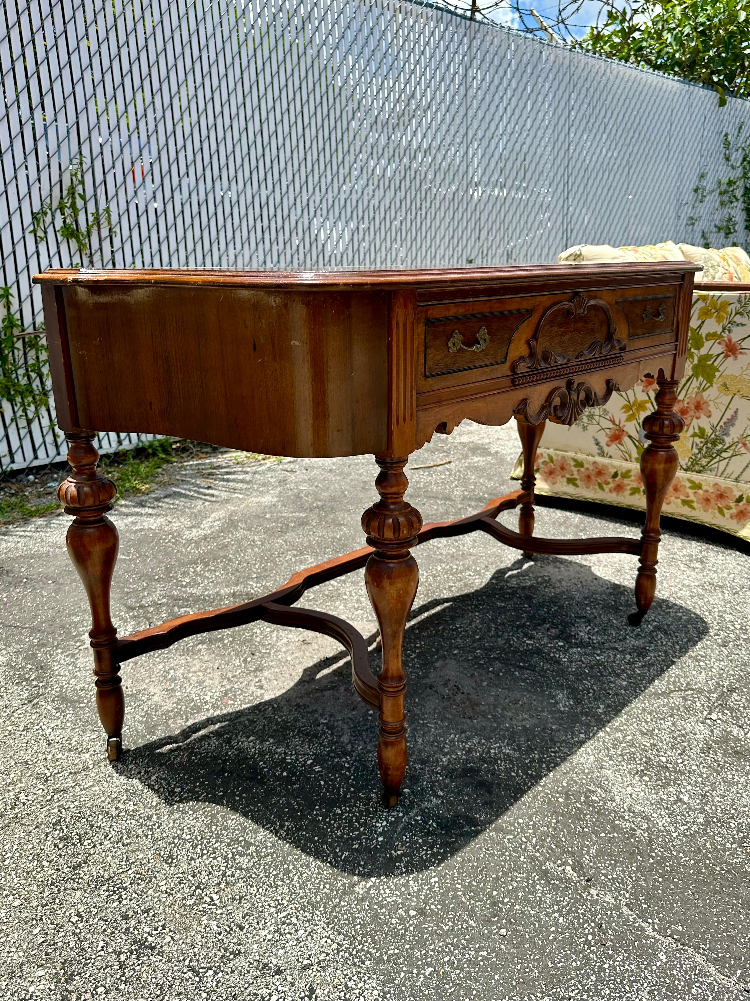 Englischer Serpentinenschreibtisch aus Giltwood auf Rollen im Zustand „Gut“ im Angebot in Fort Lauderdale, FL