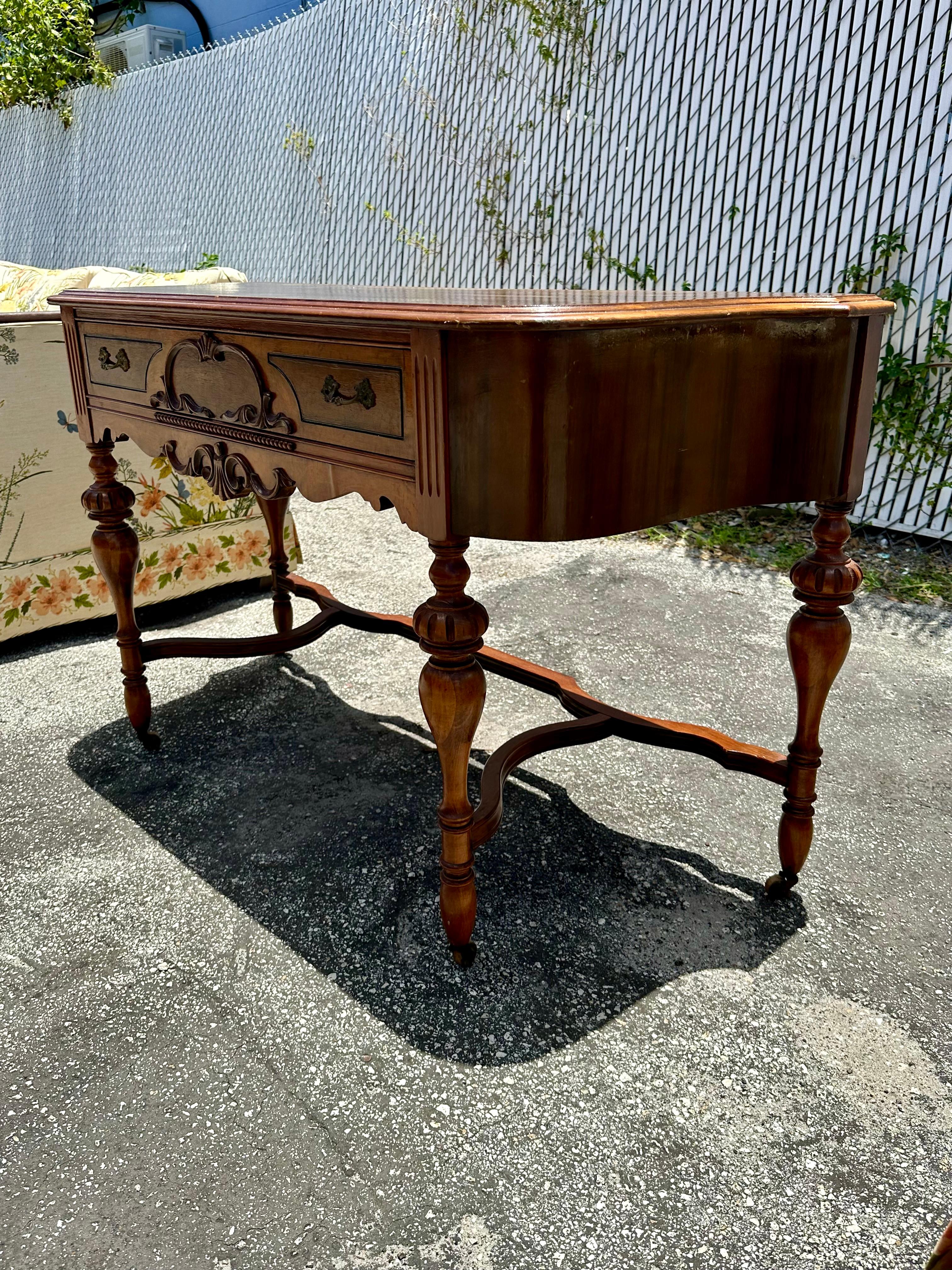 Englischer Serpentinenschreibtisch aus Giltwood auf Rollen (20. Jahrhundert) im Angebot