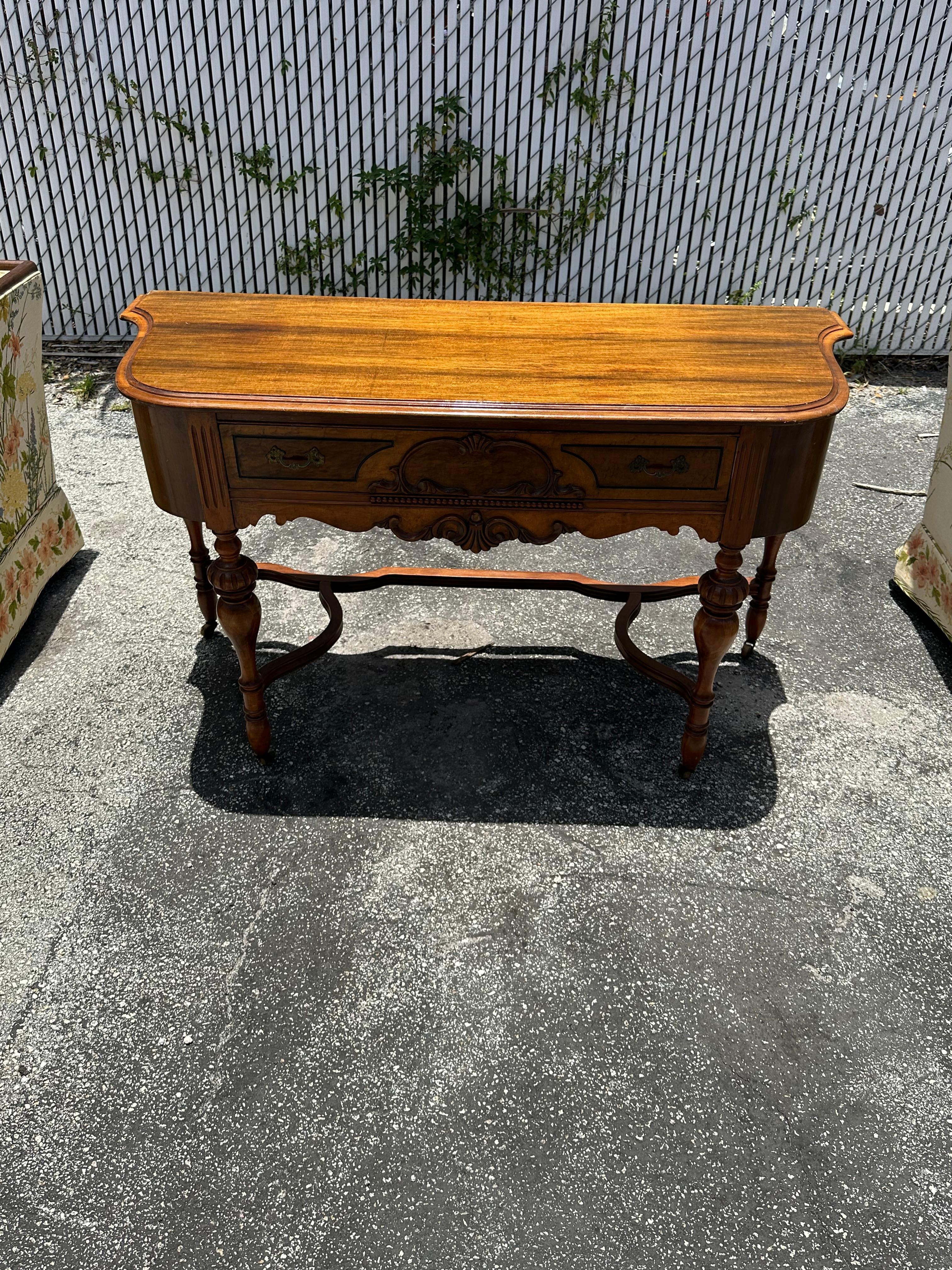Englischer Serpentinenschreibtisch aus Giltwood auf Rollen (Messing) im Angebot