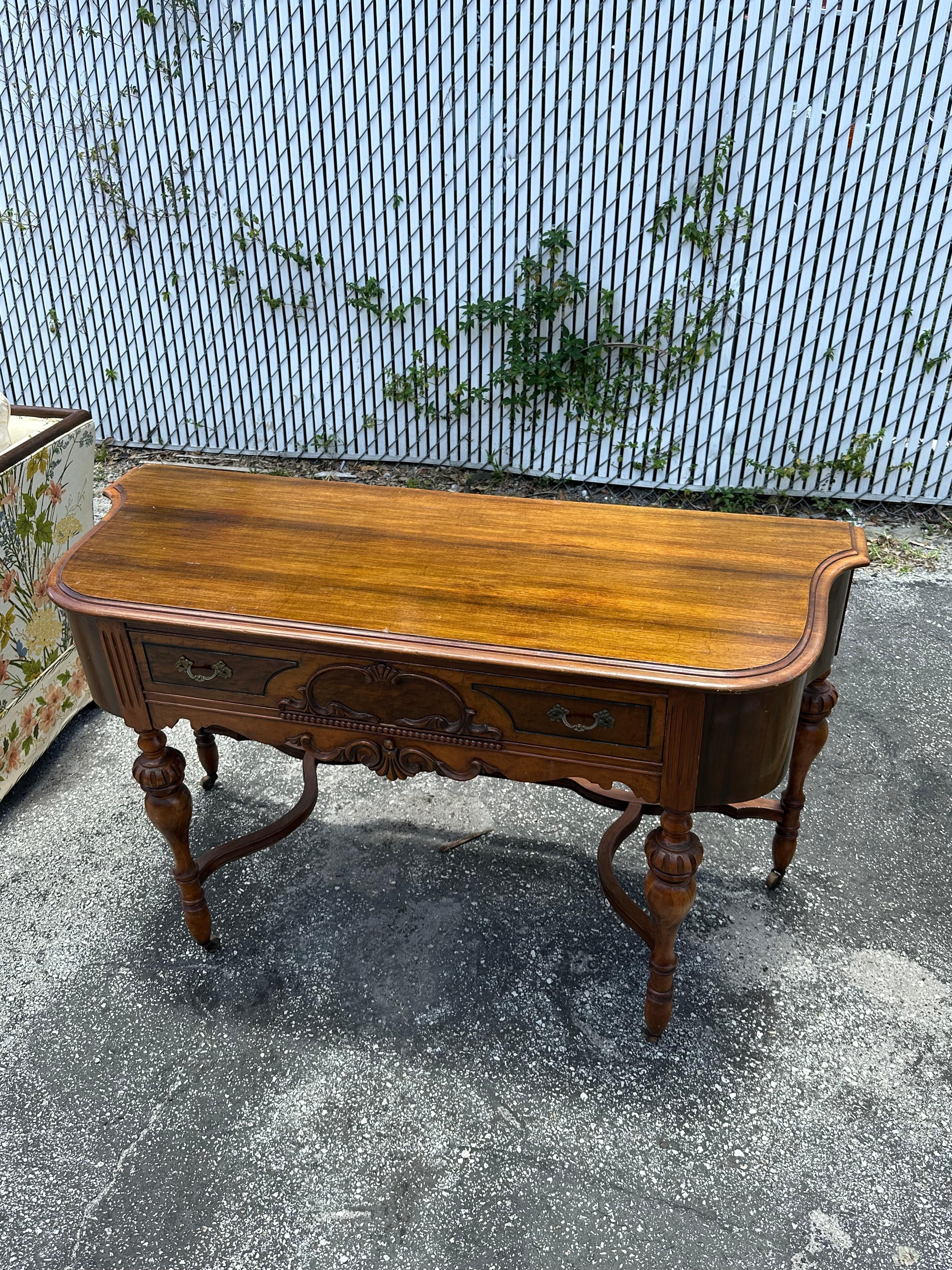 Englischer Serpentinenschreibtisch aus Giltwood auf Rollen im Angebot 1