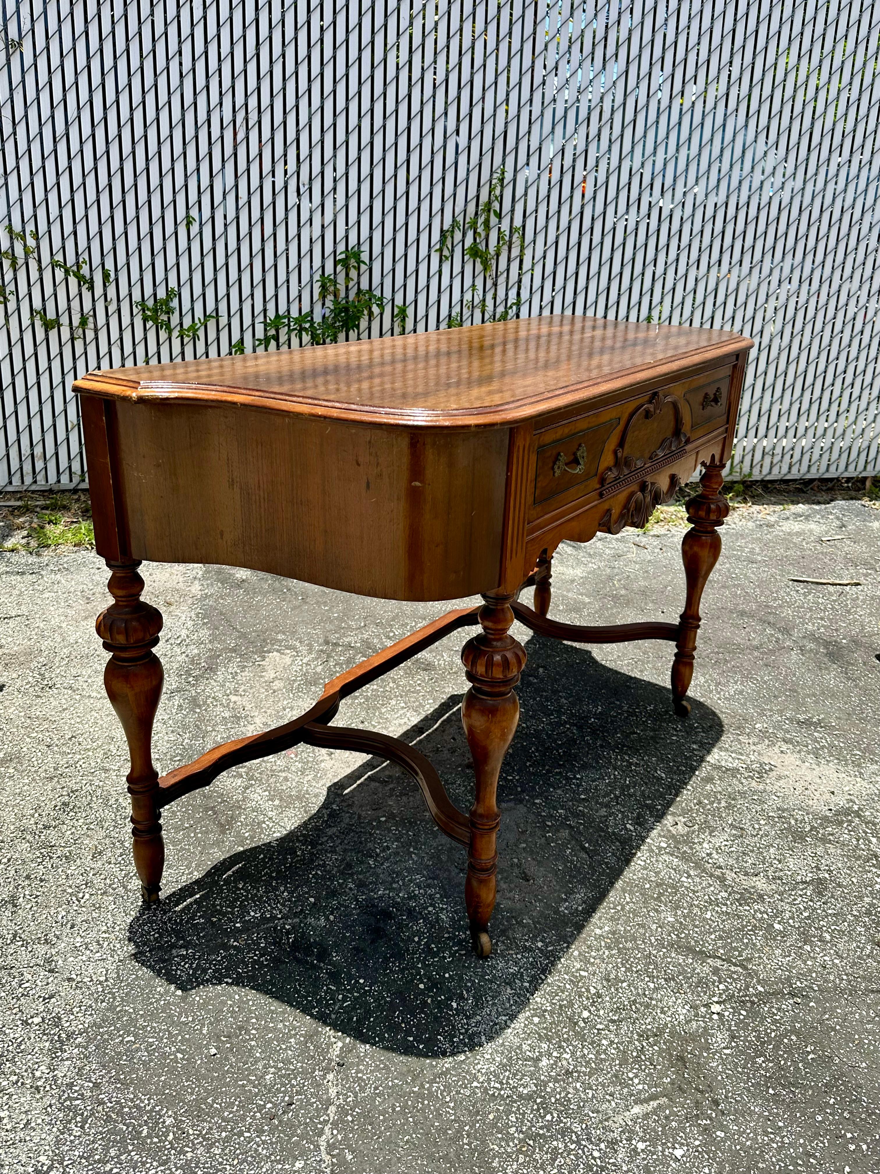 Englischer Serpentinenschreibtisch aus Giltwood auf Rollen im Angebot 2