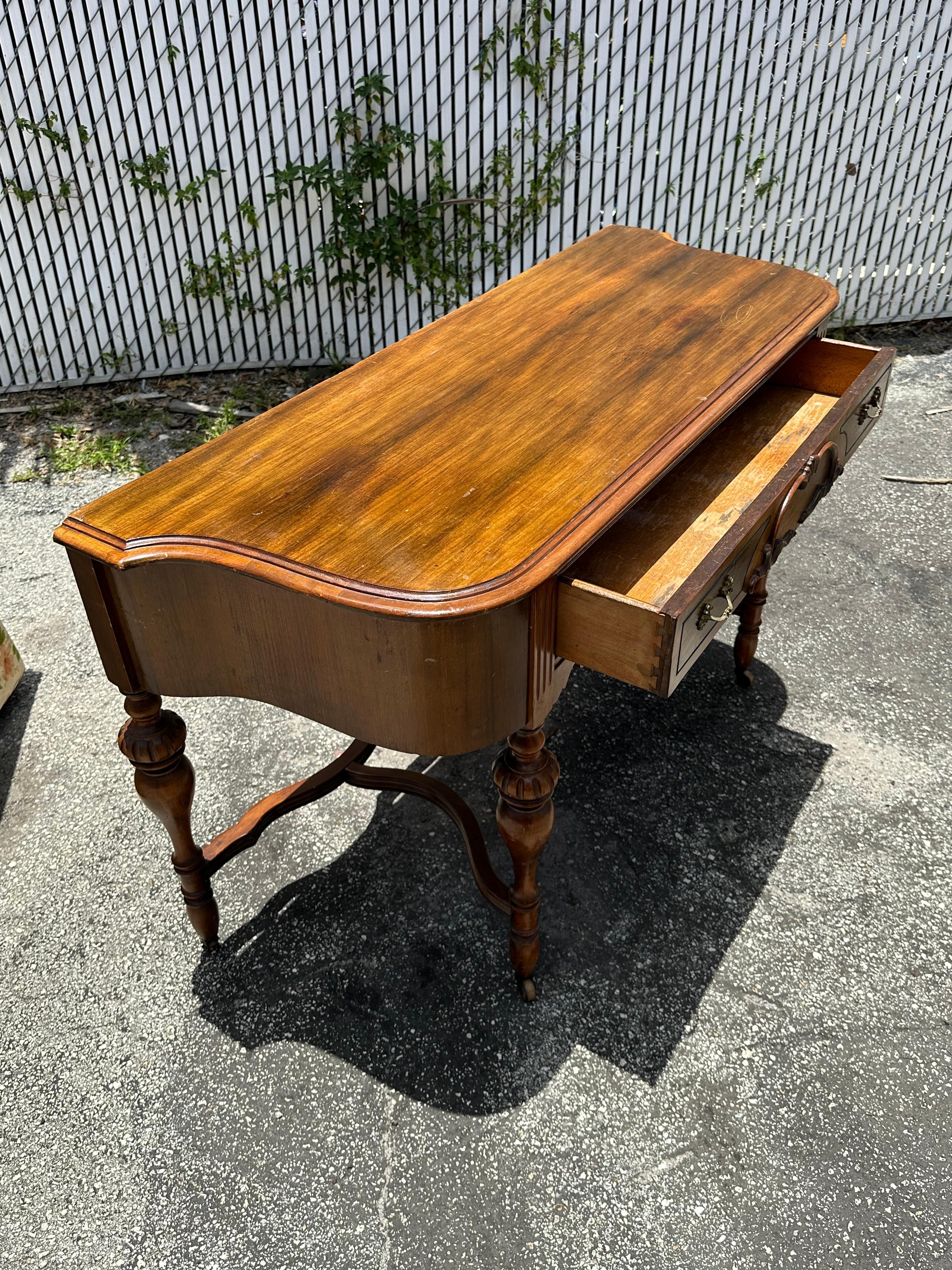 Englischer Serpentinenschreibtisch aus Giltwood auf Rollen im Angebot 4