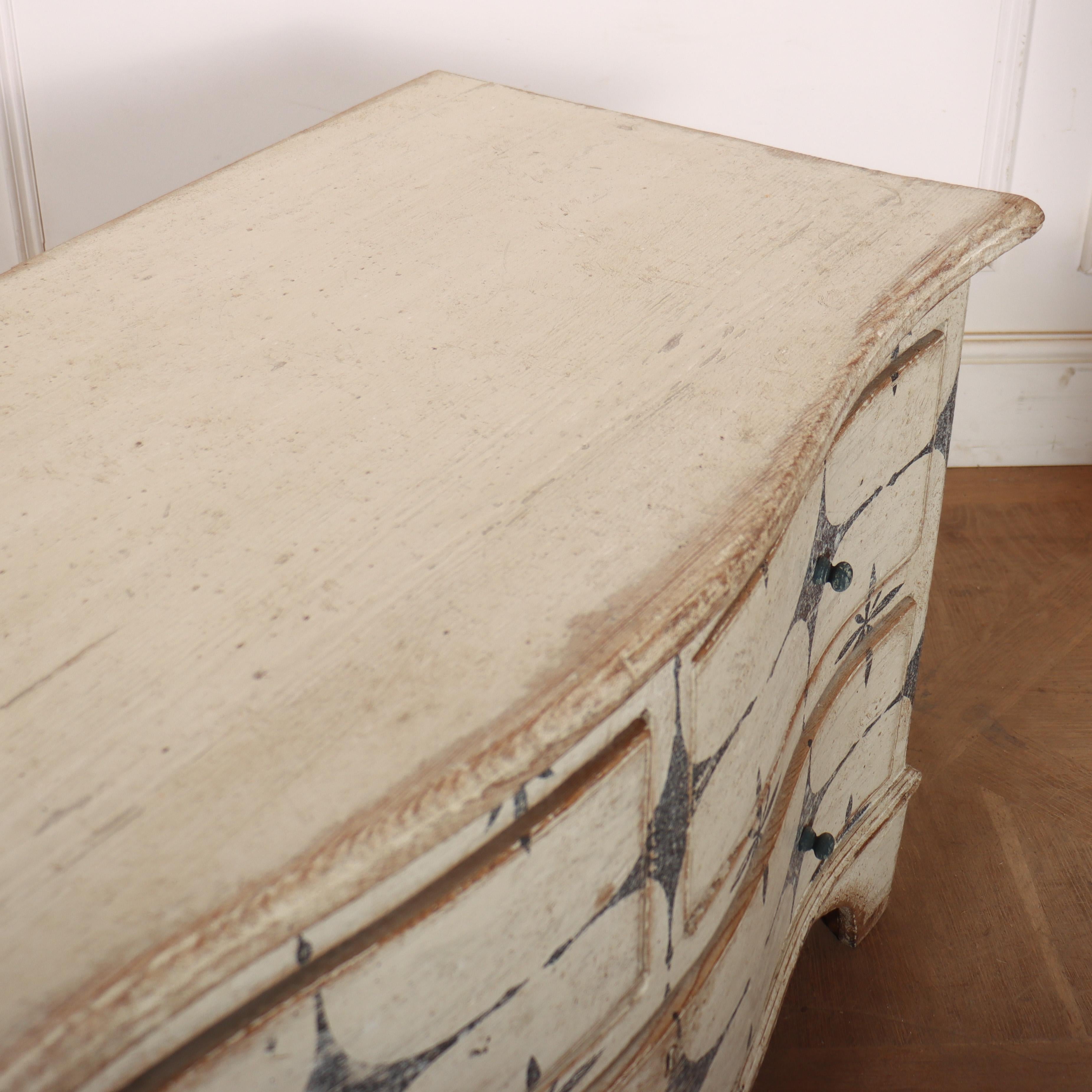 English Serpentine Painted Commode in vendita 2