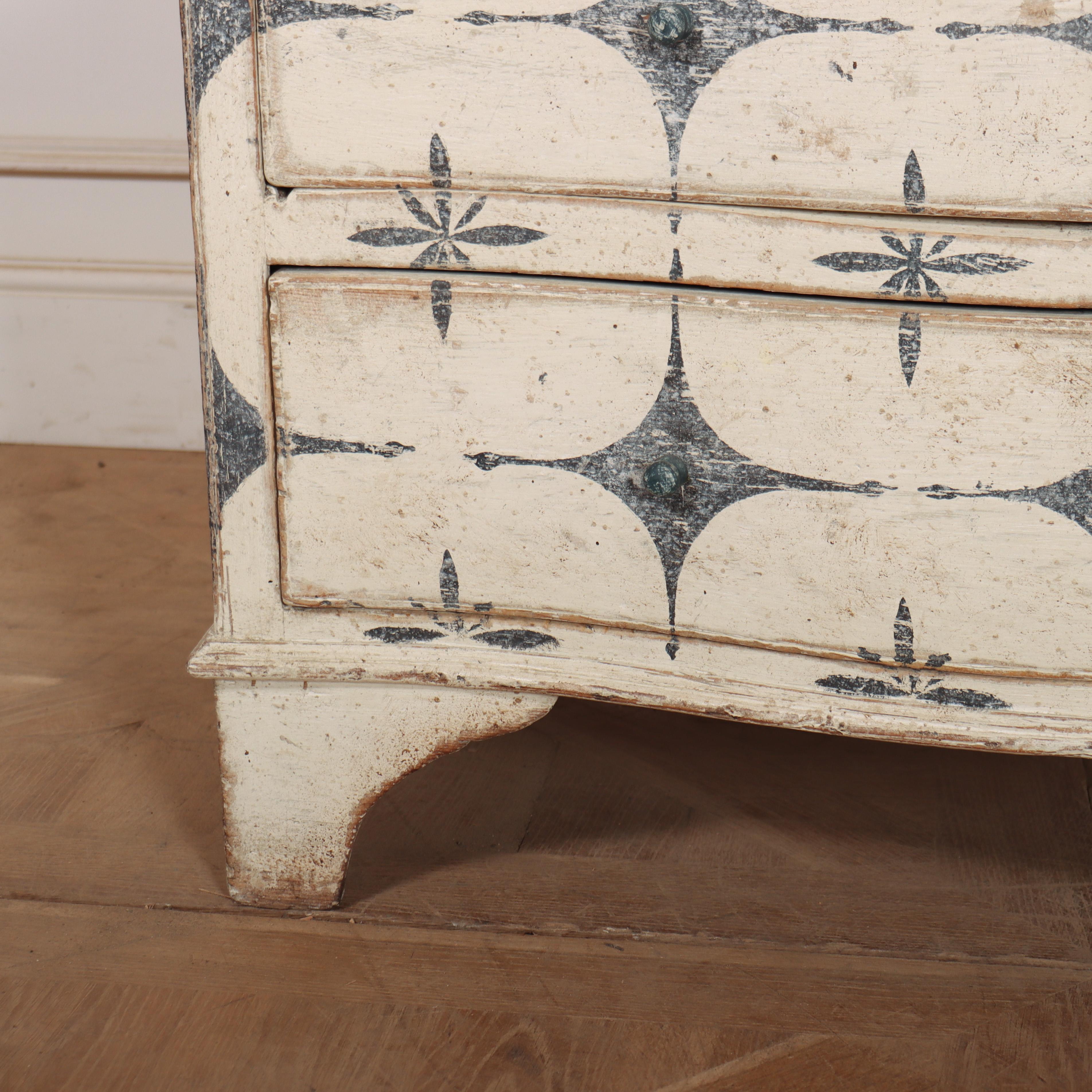 Guglielmo IV English Serpentine Painted Commode in vendita
