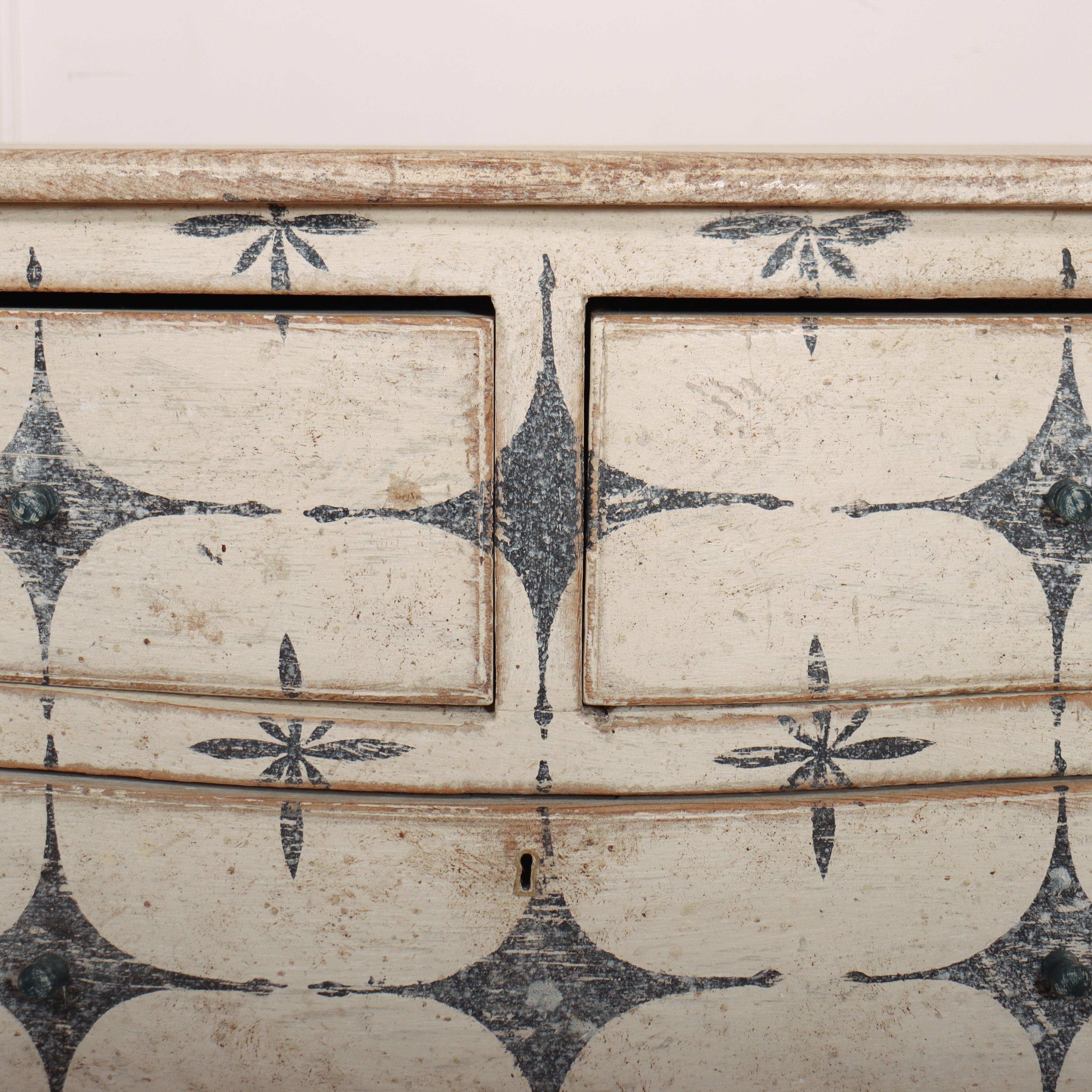 English Serpentine Painted Commode In condizioni buone in vendita a Leamington Spa, Warwickshire