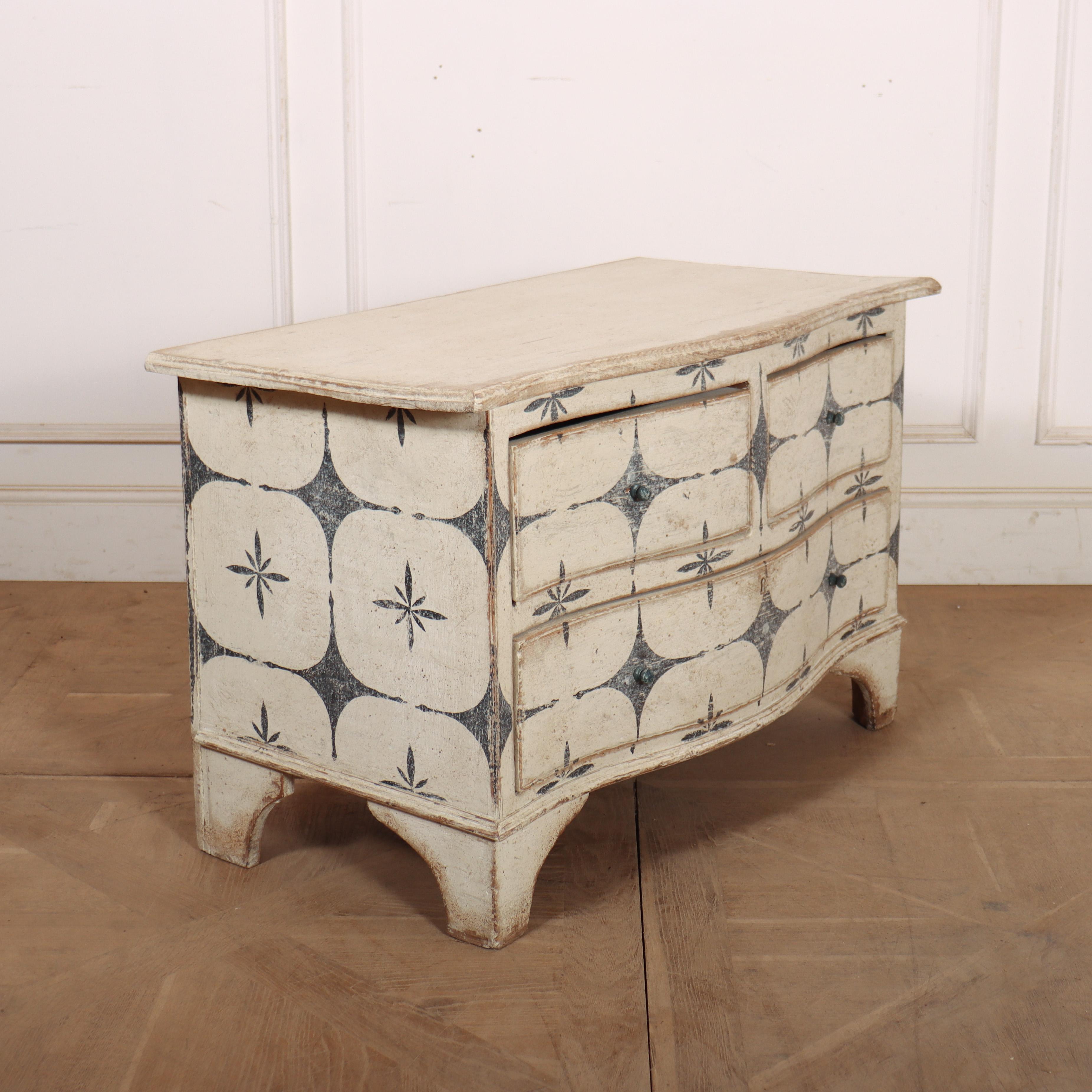 XIX secolo English Serpentine Painted Commode in vendita