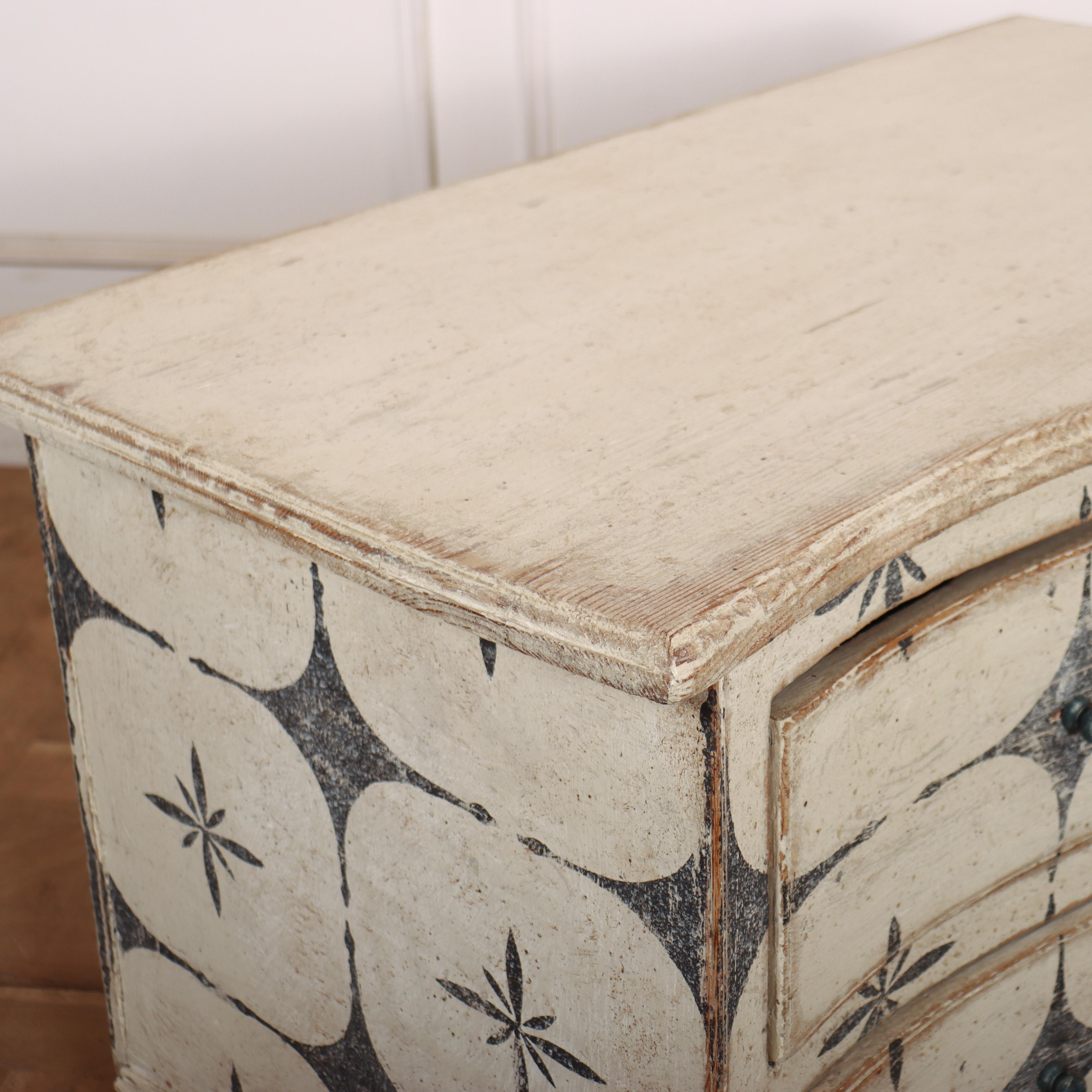 Pino English Serpentine Painted Commode in vendita