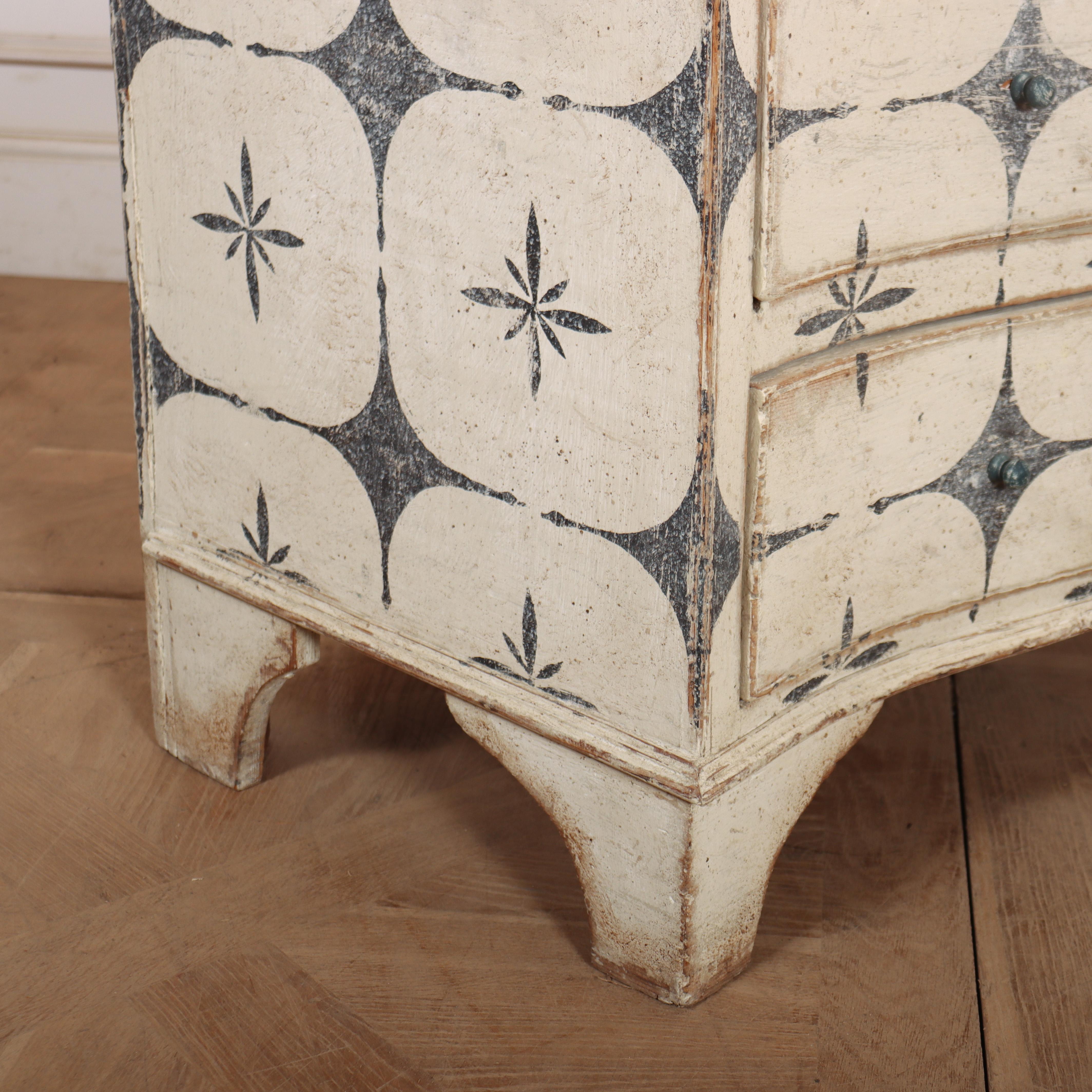 English Serpentine Painted Commode in vendita 1