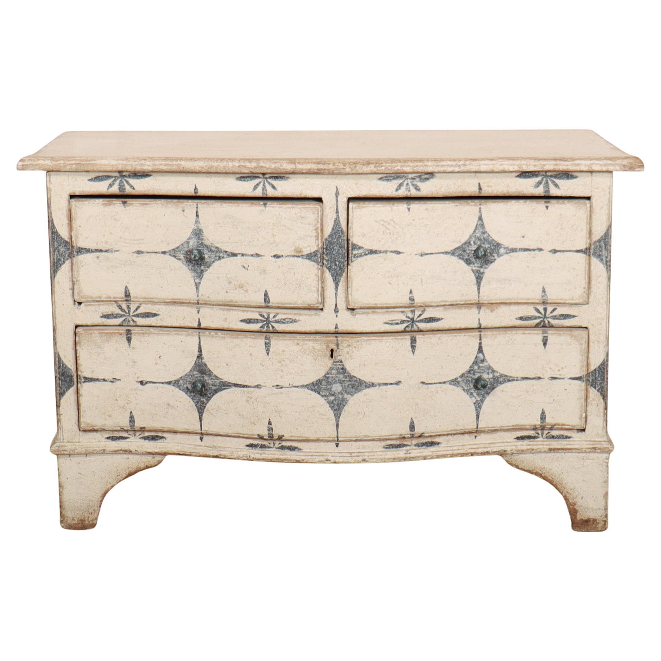 English Serpentine Painted Commode in vendita