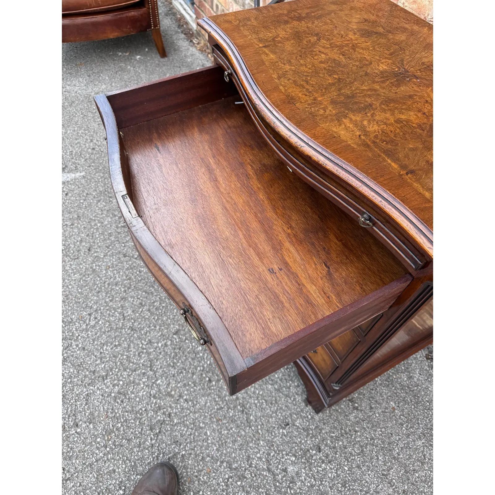 English Serpintine  Front Chest of Drawers In Good Condition For Sale In Nashville, TN