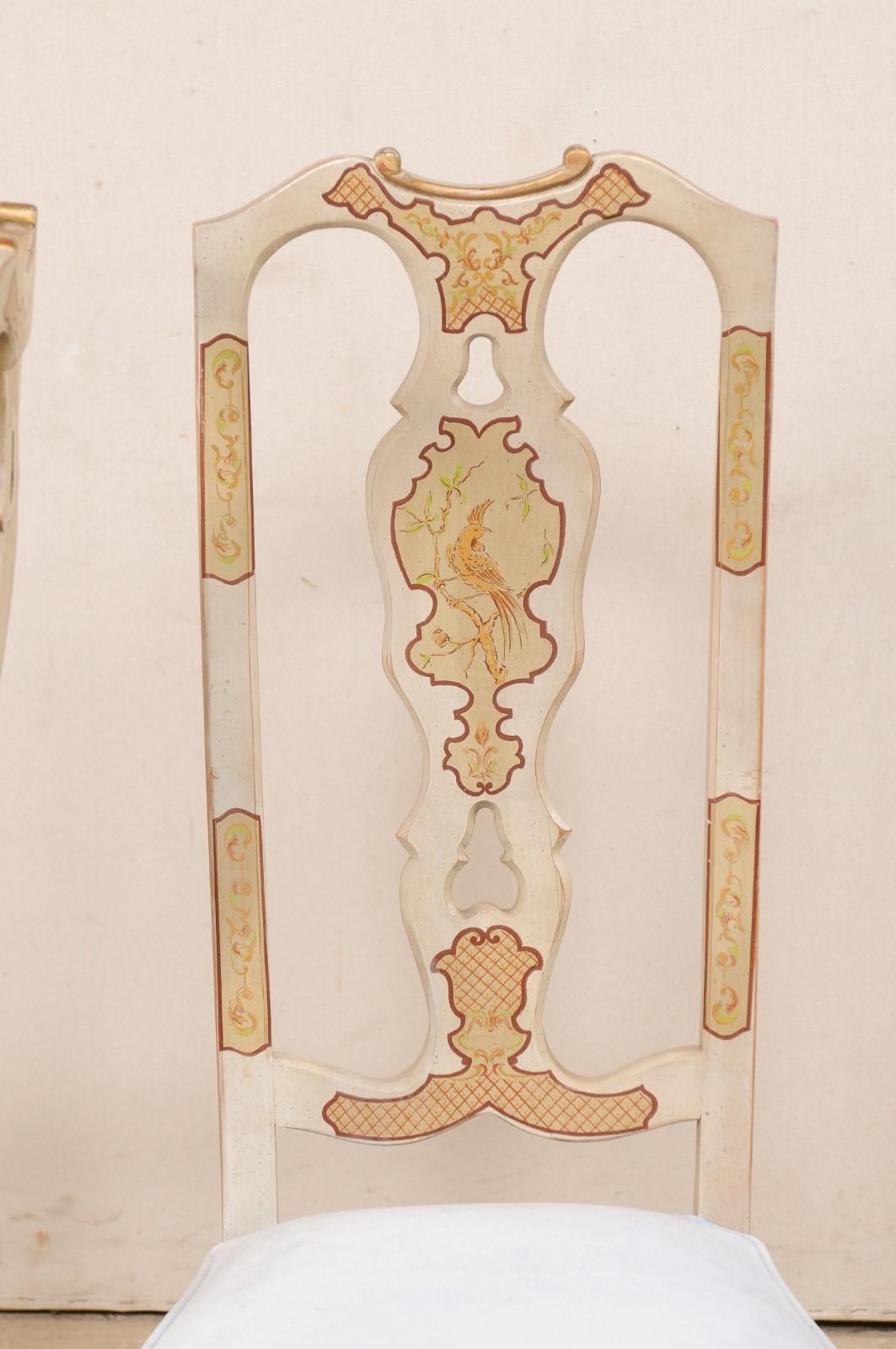 Satz von 6 englischen Esszimmerstühlen mit geriffelten Rückenlehnen und lackierten Lehnen im Chinoiserie-Stil (Holz) im Angebot
