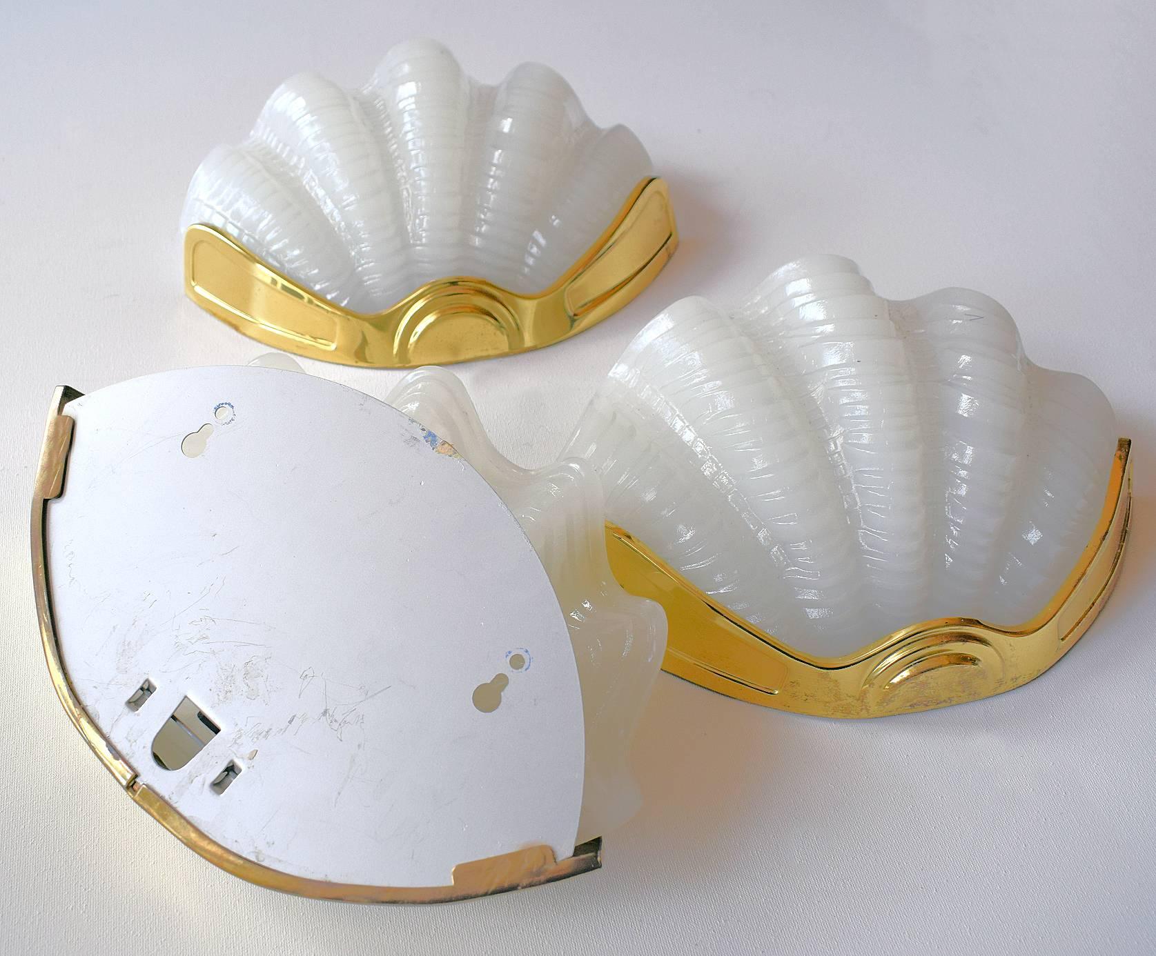 English Set of Four Matching 1930s Art Deco Wall Lights In Good Condition In Devon, England