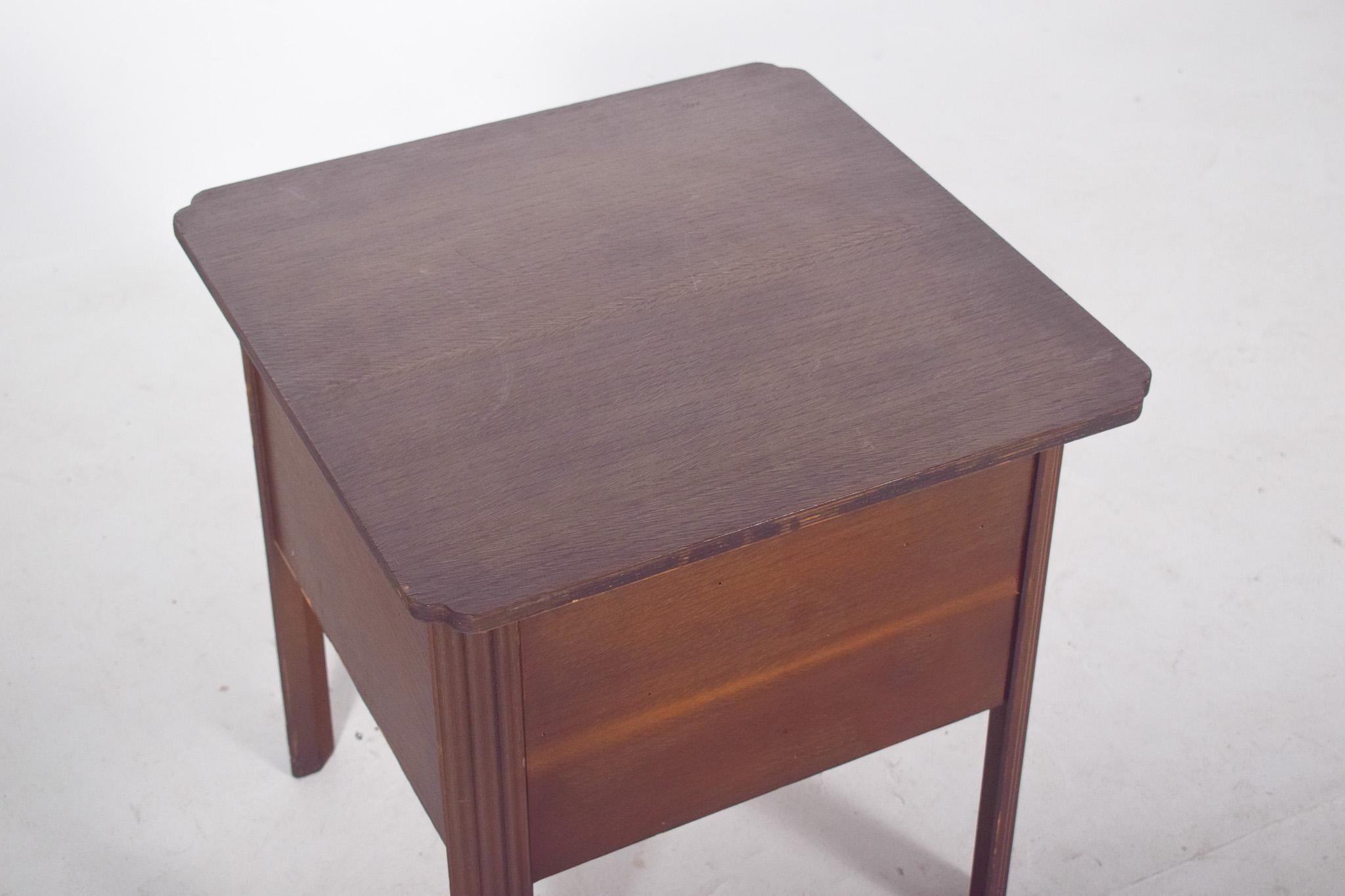 20ième siècle English Sewing Table in Wood en vente