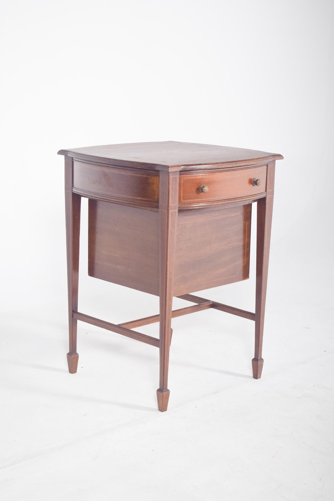 English Sewing Table with One Drawer and One Basket In Good Condition For Sale In Lisboa, Lisboa