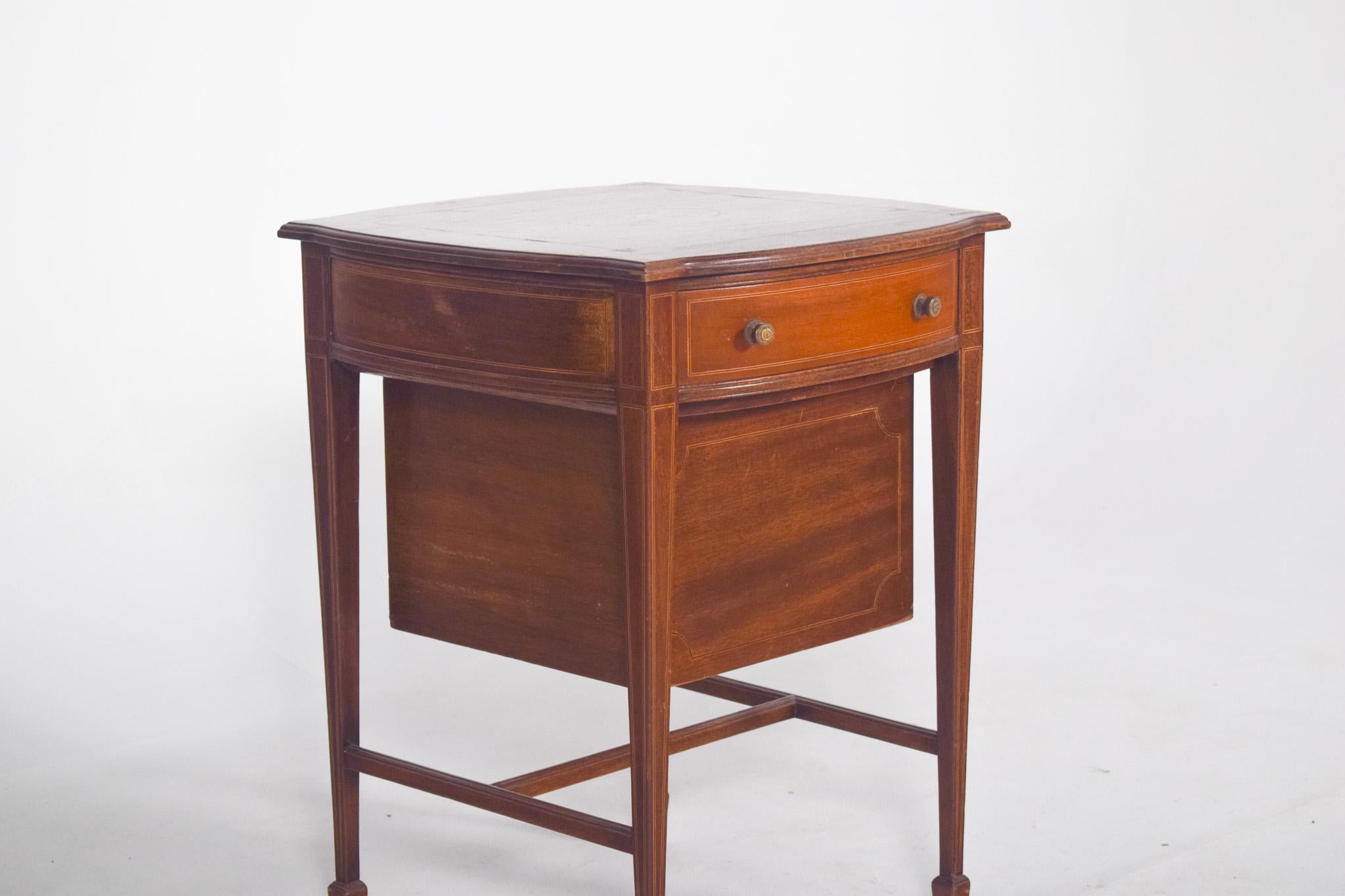 Early 20th Century English Sewing Table with One Drawer and One Basket For Sale