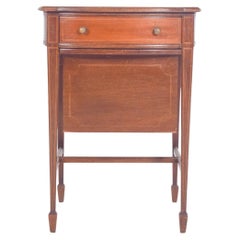 Table à couture anglaise avec un tiroir et un panier