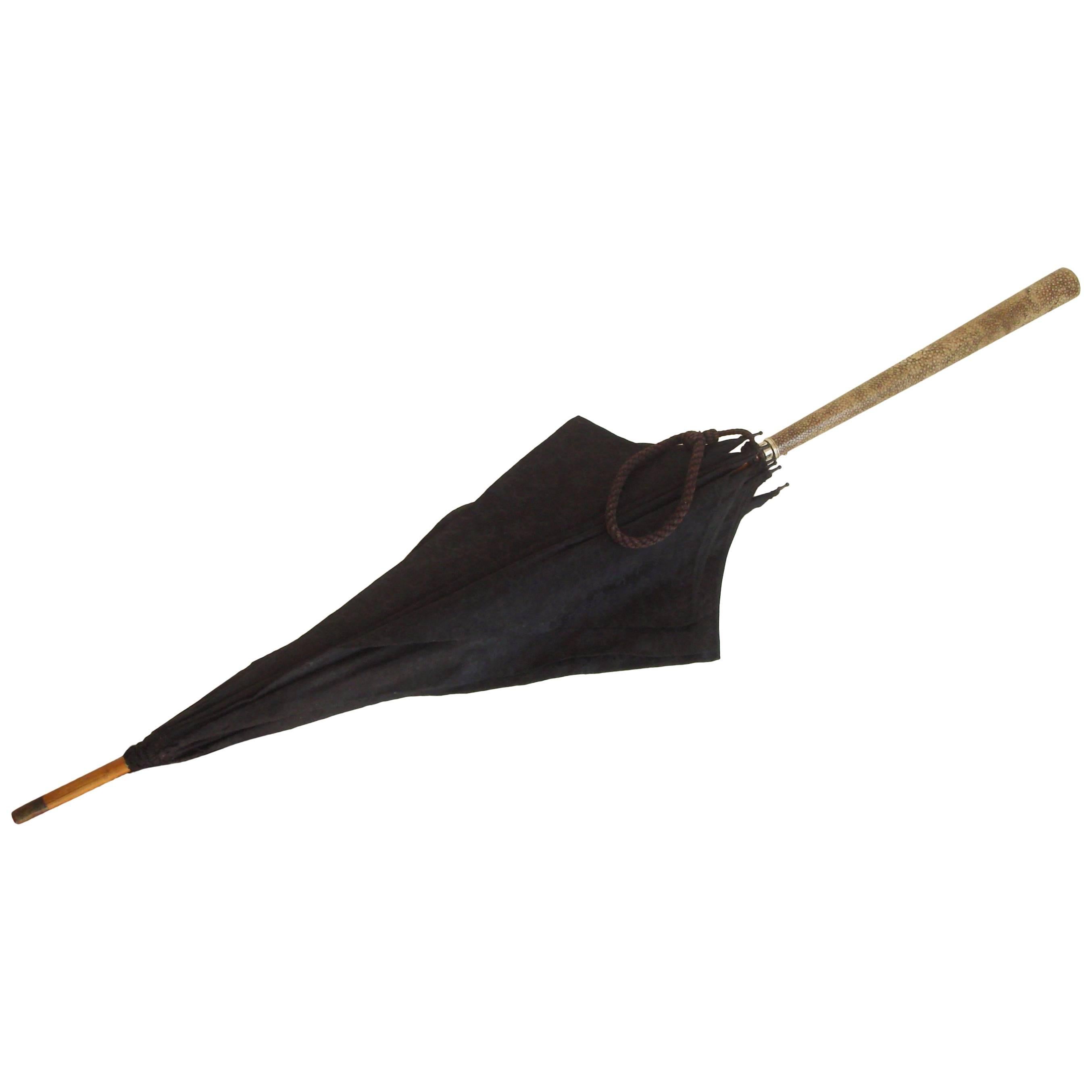 Parasol anglais en galuchat avec poignée en damas de soie et bandes argentées de S. Fox & Co. en vente