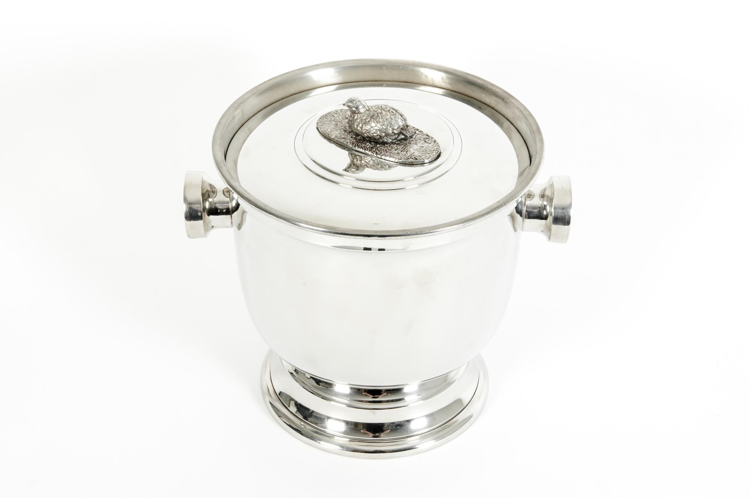 English Sheffield Barware Silver Plated Covered Ice Bucket In Excellent Condition In Tarry Town, NY