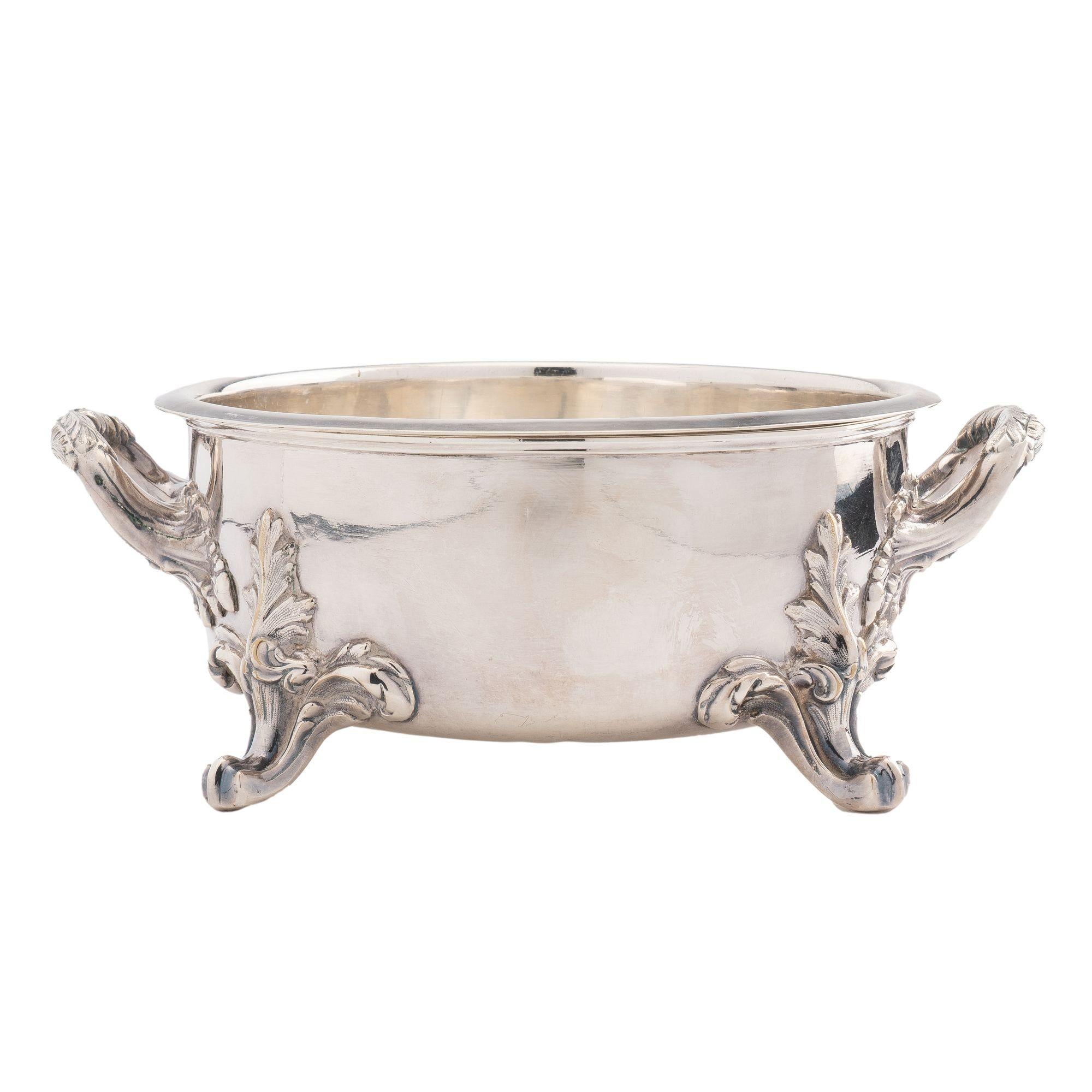 Old Sheffield flat bottomed cylindrical soufflé dish on four foliate, cast scroll feet, and applied cast foliate scroll handles. The bowl is fitted with a removable and flared rim liner.
Impressed on the underside with the 