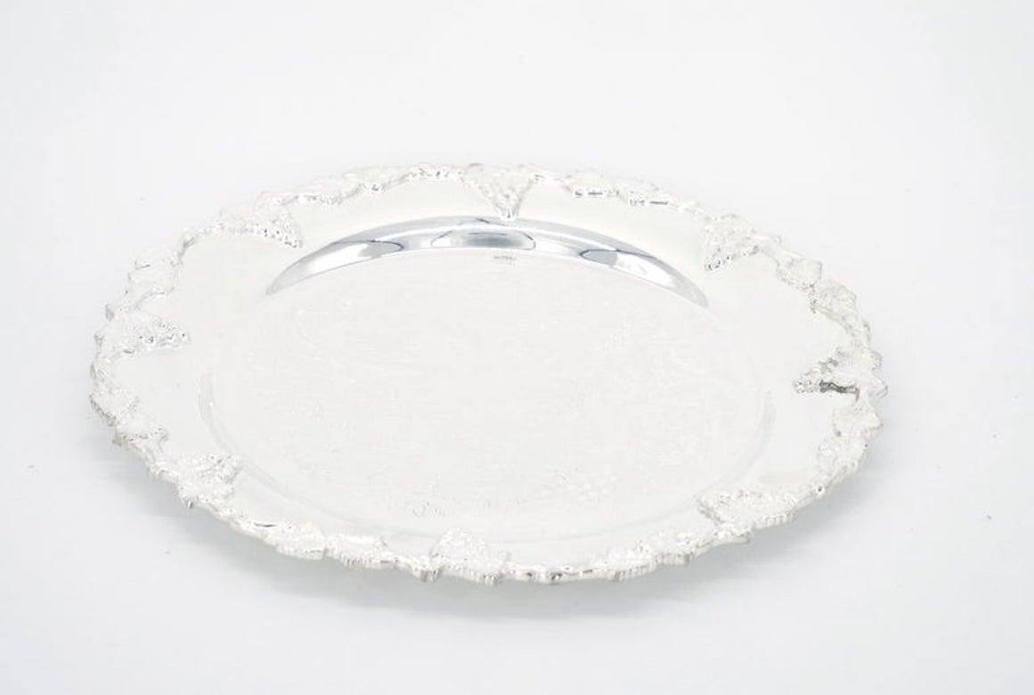 English Sheffield Engraved Interior Silver Plate Barware Serving Tray In Good Condition For Sale In Tarry Town, NY