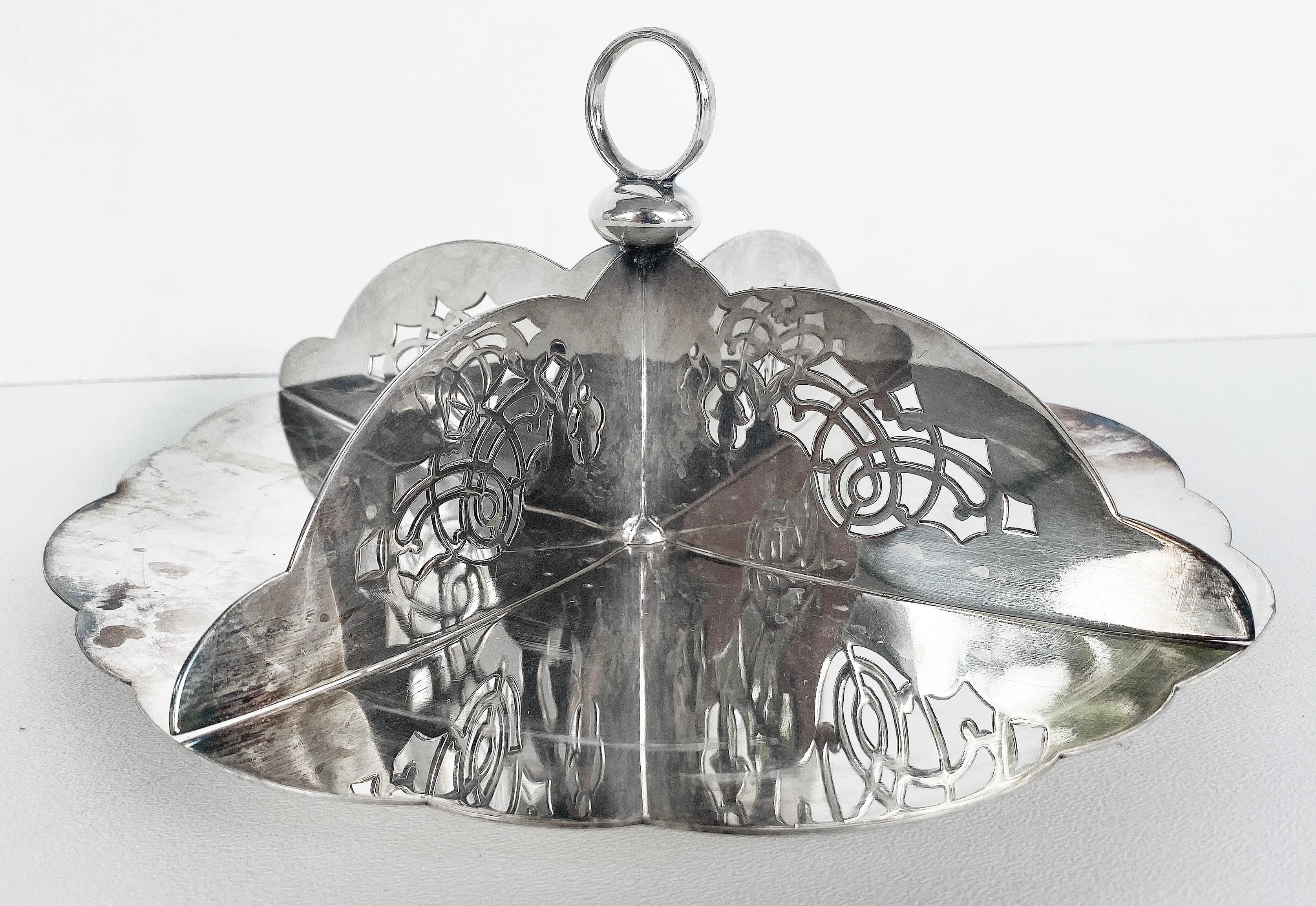English Sheffield Mapping & Webb's Prince's plate silver serving piece

Offered for sale is an English Sheffield silver Mapping & Webb's prince's plate. Fully hallmarked in the base, this wonderful serving piece has four compartments separated by