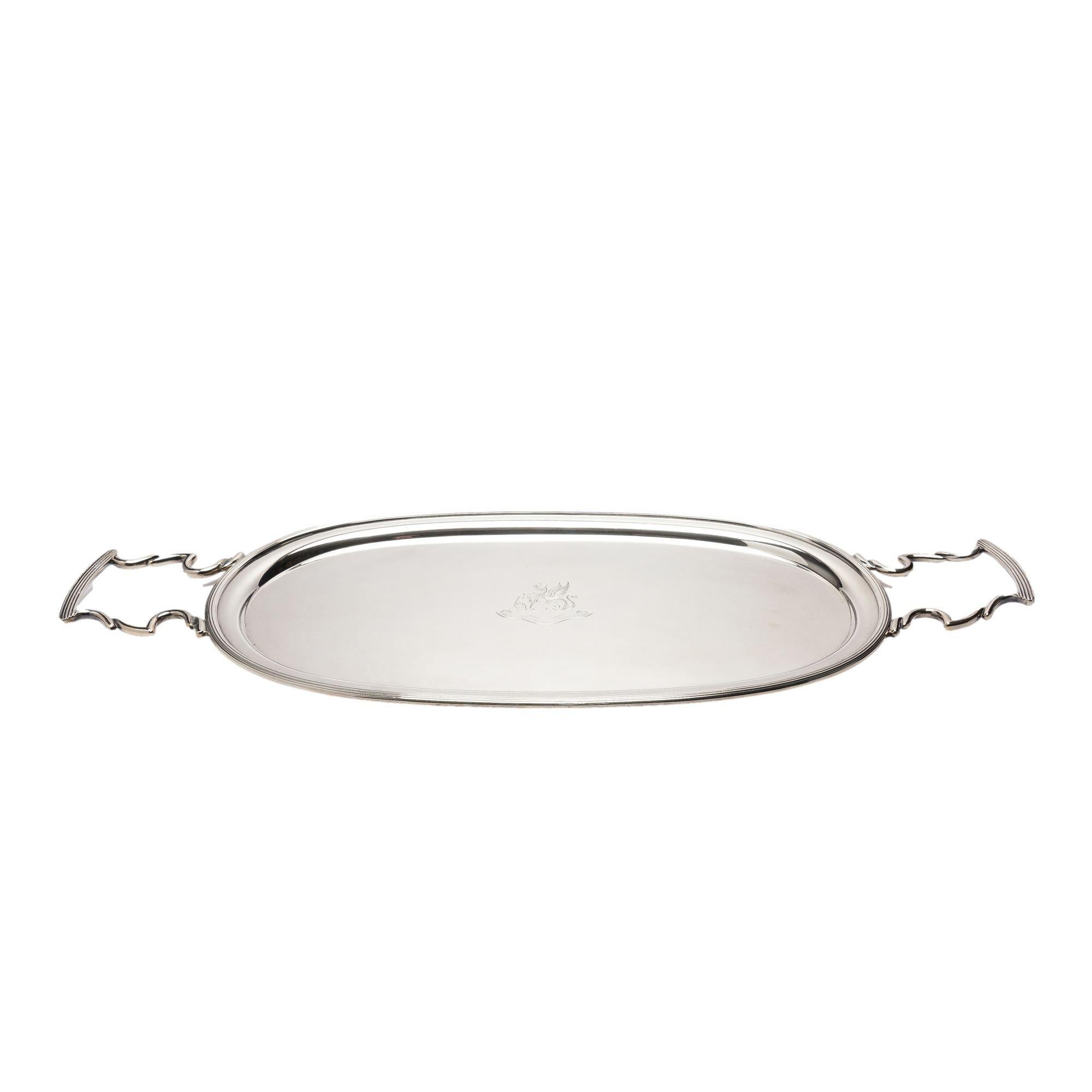 Bandeja ovalada Sheffield inglesa vintage con asas aplicadas. La bandeja se centra en un escudo de armas grabado sobre un lema en latín: 