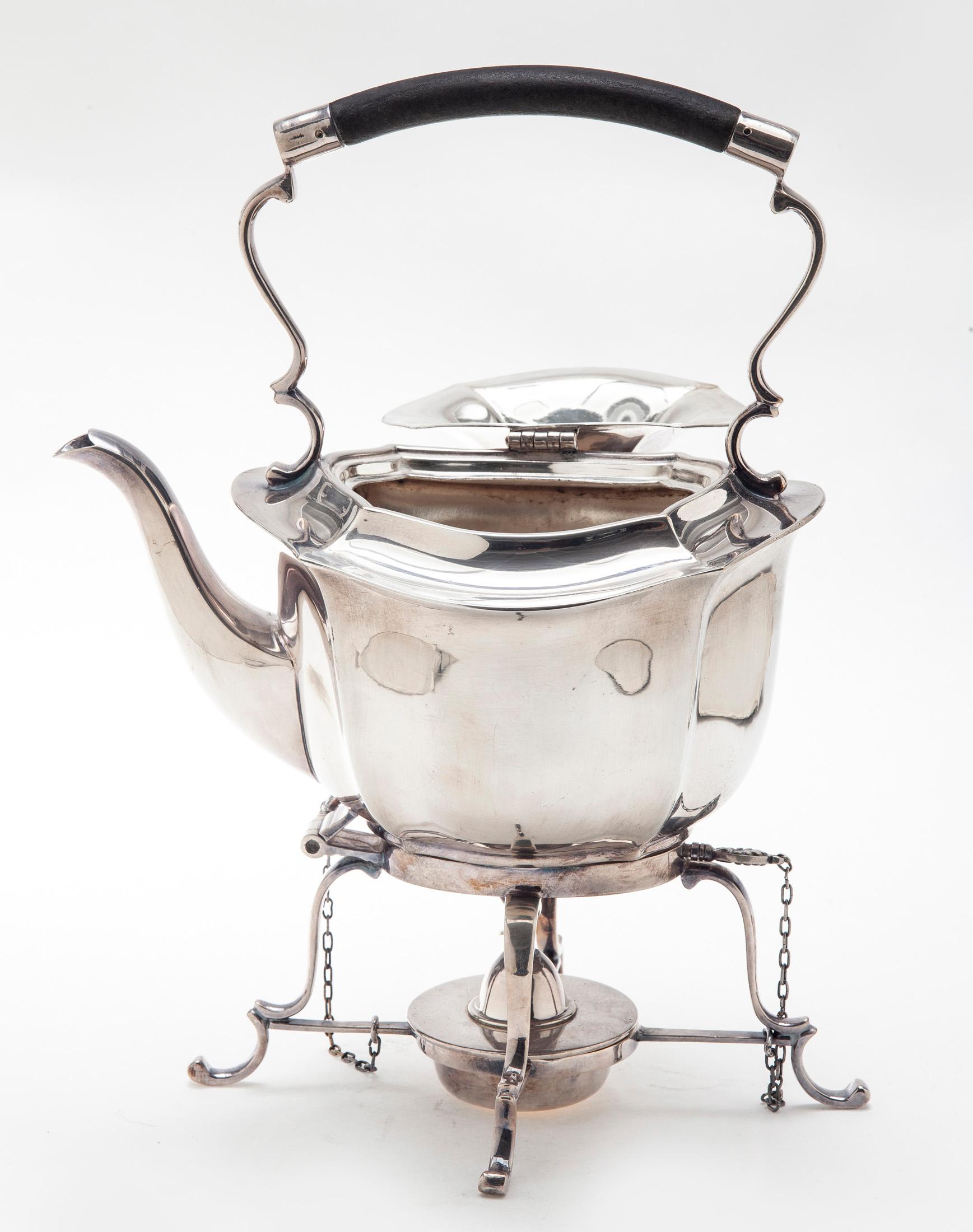 Ein außergewöhnliches Exemplar einer antiken englischen Sheffield-Teekanne aus Silberblech auf einem Ständer in tadellosem Zustand.
Diese elegante Teekanne ist schlicht und ohne Schnörkel. Es ist mit einem bündigen Scharnier ausgestattet  die den