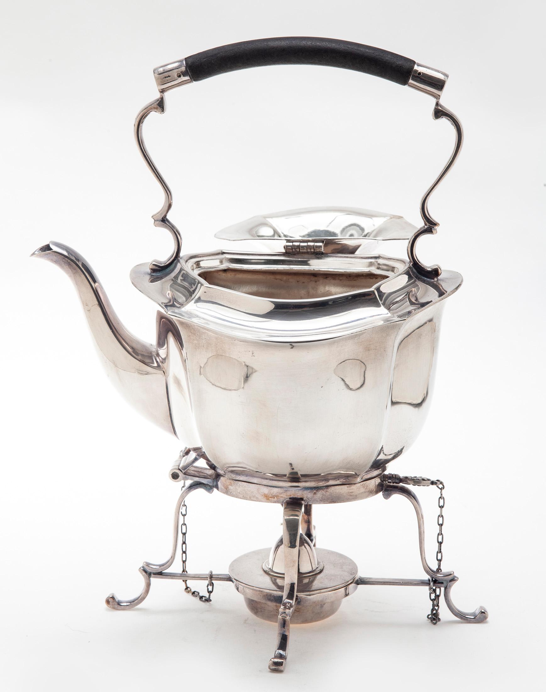 Un exemple exceptionnel d'une théière anglaise ancienne en argent de Sheffield sur un support chauffant en parfait état.
Cette théière élégante est simple et sans fioritures. Il est doté d'un couvercle à charnière affleurante qui conserve la poignée