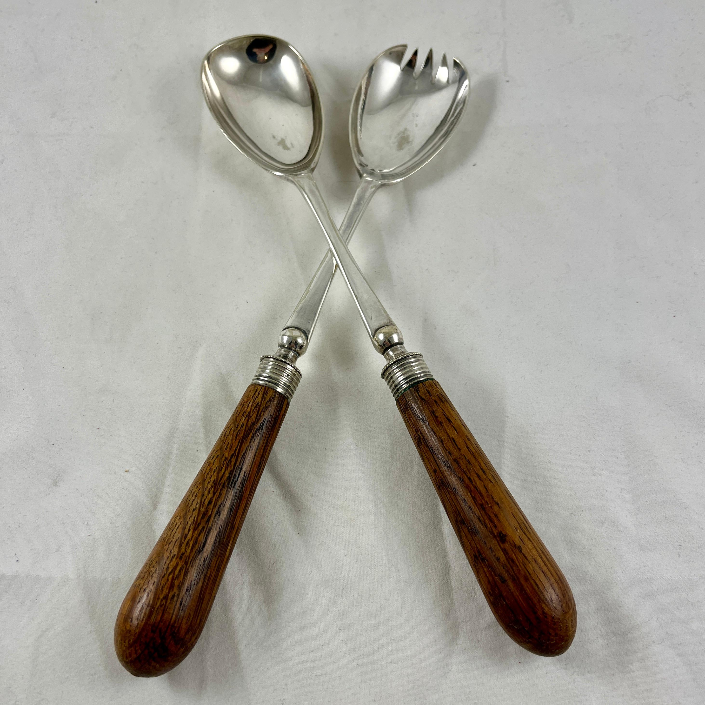 Una coppia di server placcati in argento con manici in Oak inglese, Sheffield, Inghilterra, circa 1890.
Mostra i marchi di Hammond, Creake & Co., Sheffield, Regno Unito.

In ottime condizioni, utensili in argento realizzati a mano, con manici in