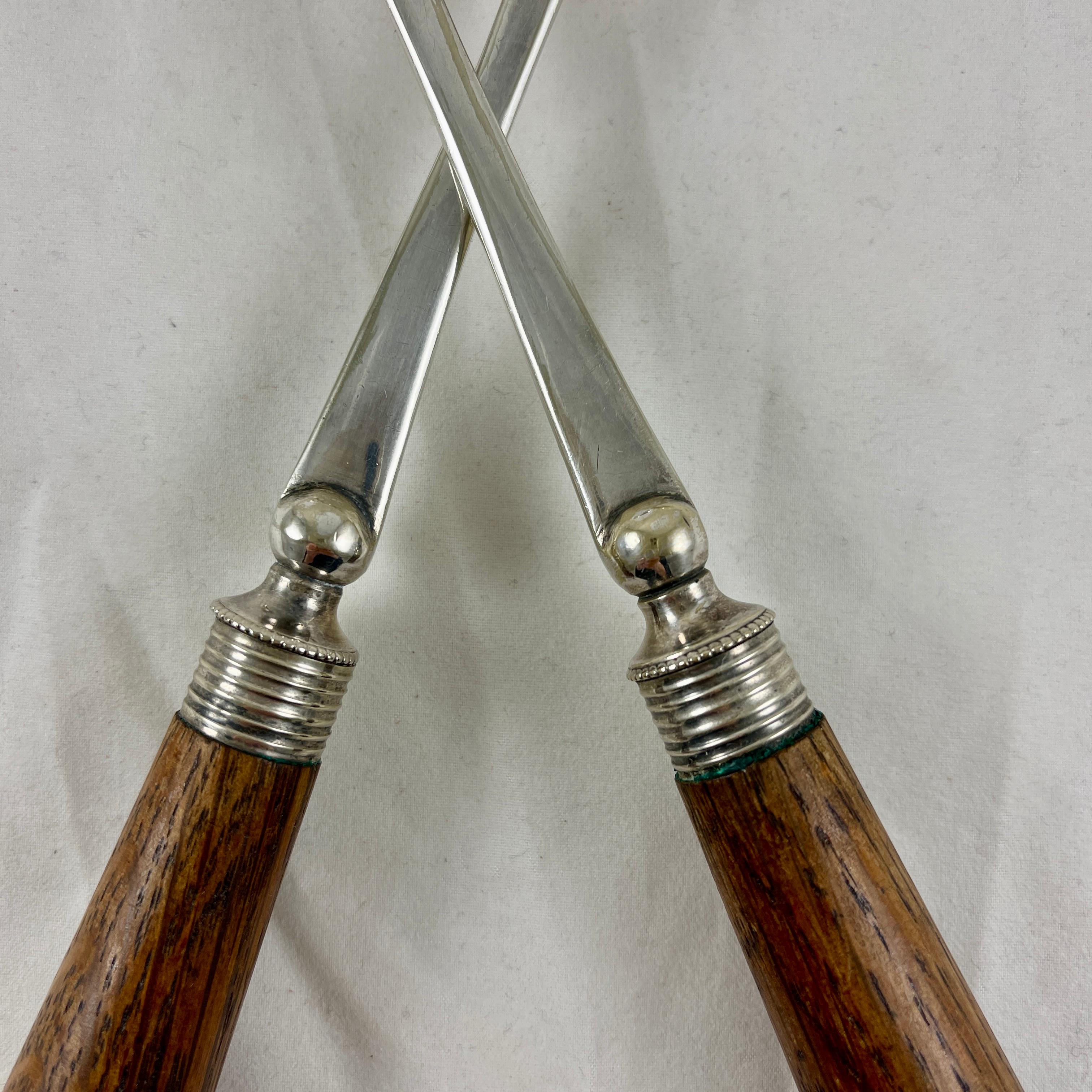 English Sheffield Silver & Oak Handled Salad Fork & Spoon Serving Pair, c. 1886 In Good Condition For Sale In Philadelphia, PA