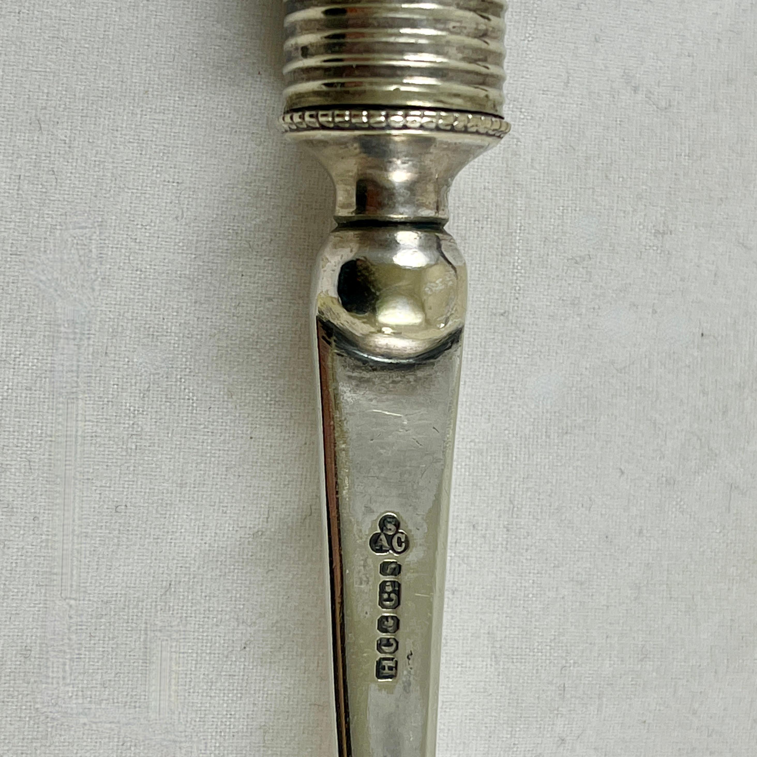 Englisches Servierbesteck aus Sheffield-Silber und Eichenholz mit Henkel und Löffel, Paar, um 1886 im Angebot 3
