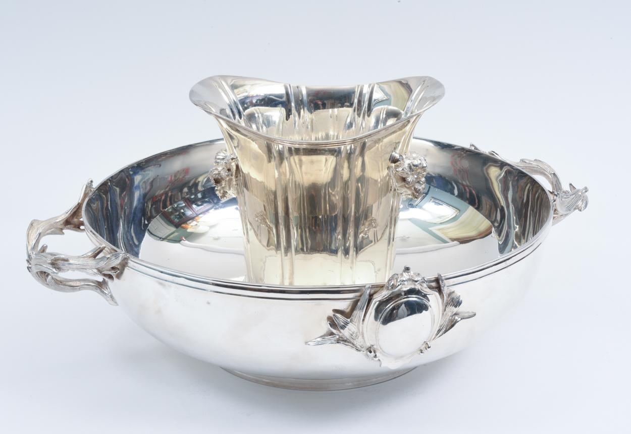 Large English Sheffield tableware or barware silver plated champagne cooler with inserted removable ice bucket with handles and exterior design details. The cooler is just exquisite and in excellent vintage condition, maker's mark undersigned. The