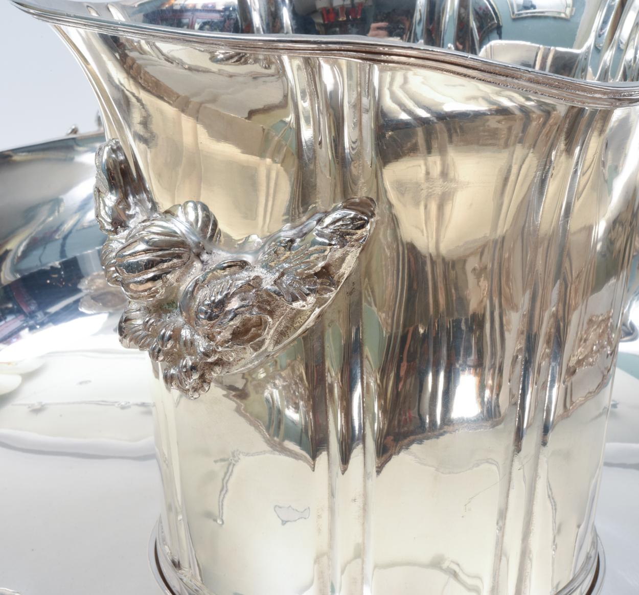English Sheffield Silver Plate Champagne Cooler or Ice Bucket In Good Condition For Sale In Tarry Town, NY
