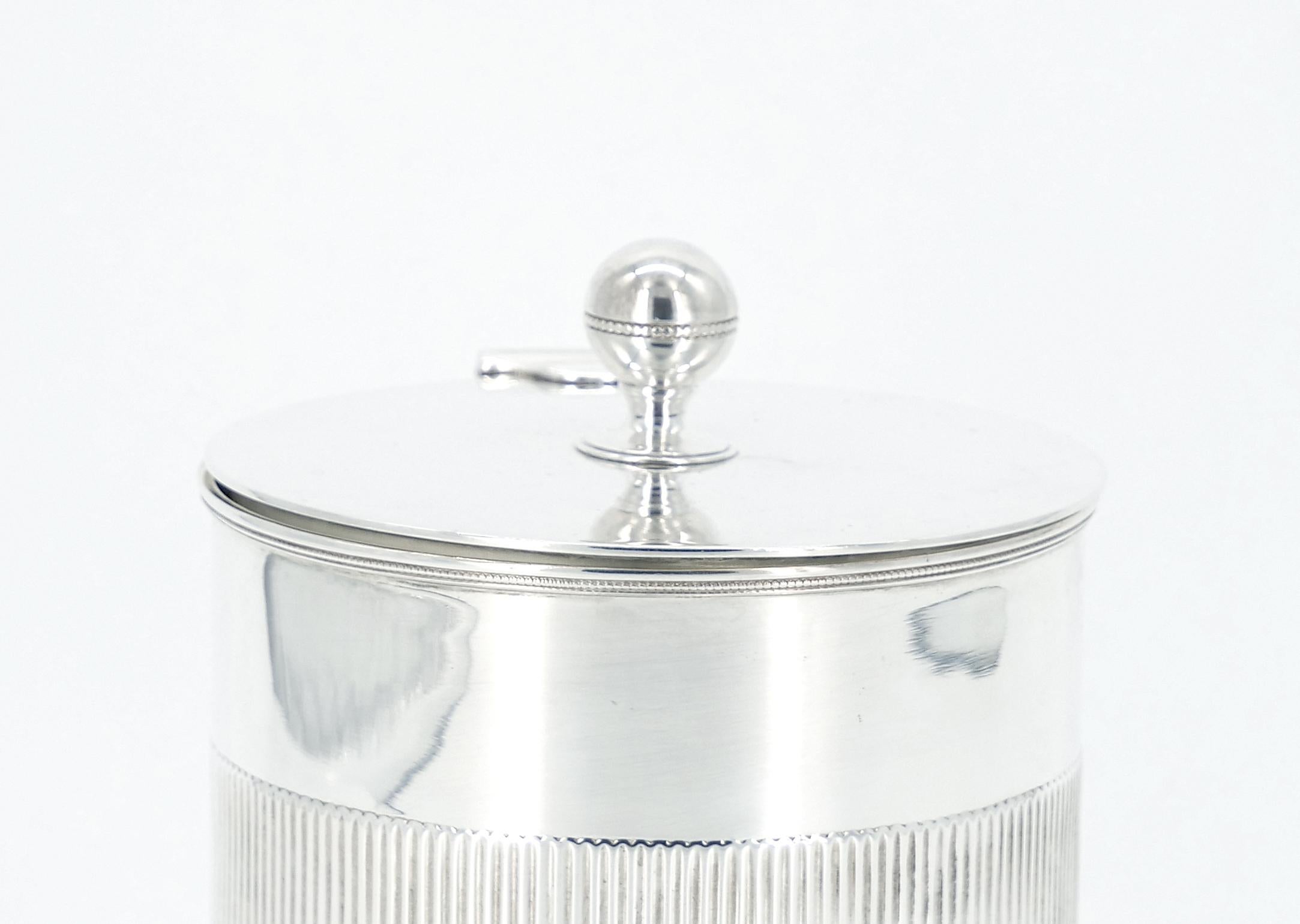 
Entdecken Sie den Inbegriff raffinierter Eleganz mit unserer außergewöhnlichen Teedose / Keksdose aus englischem Sheffield-Silber in runder Form. Dieses exquisite Stück verbindet nahtlos Funktionalität mit zeitloser Schönheit, was es zu einer