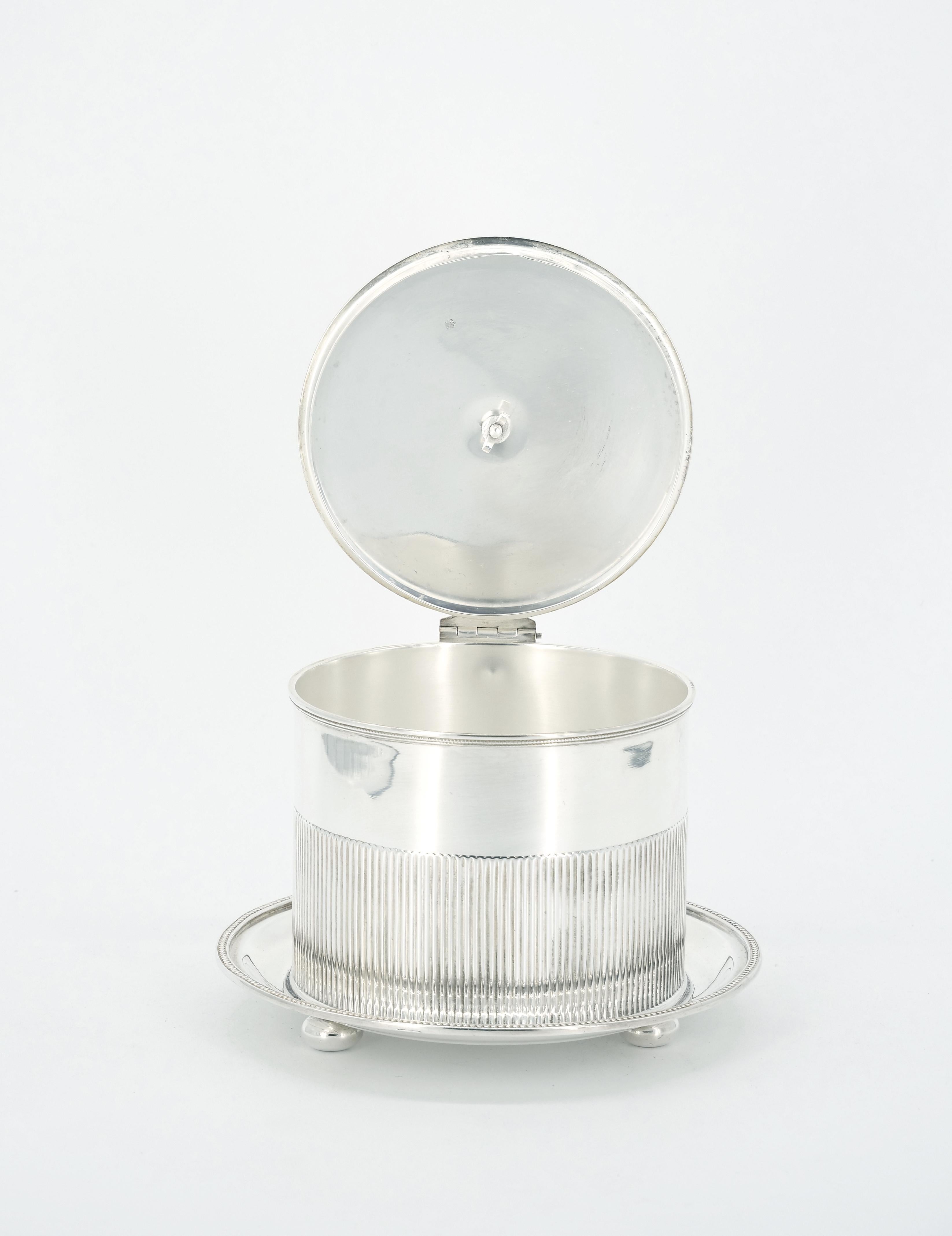 English Sheffield Silver Plate Covered Round Shape Tea Caddy In Good Condition For Sale In Tarry Town, NY