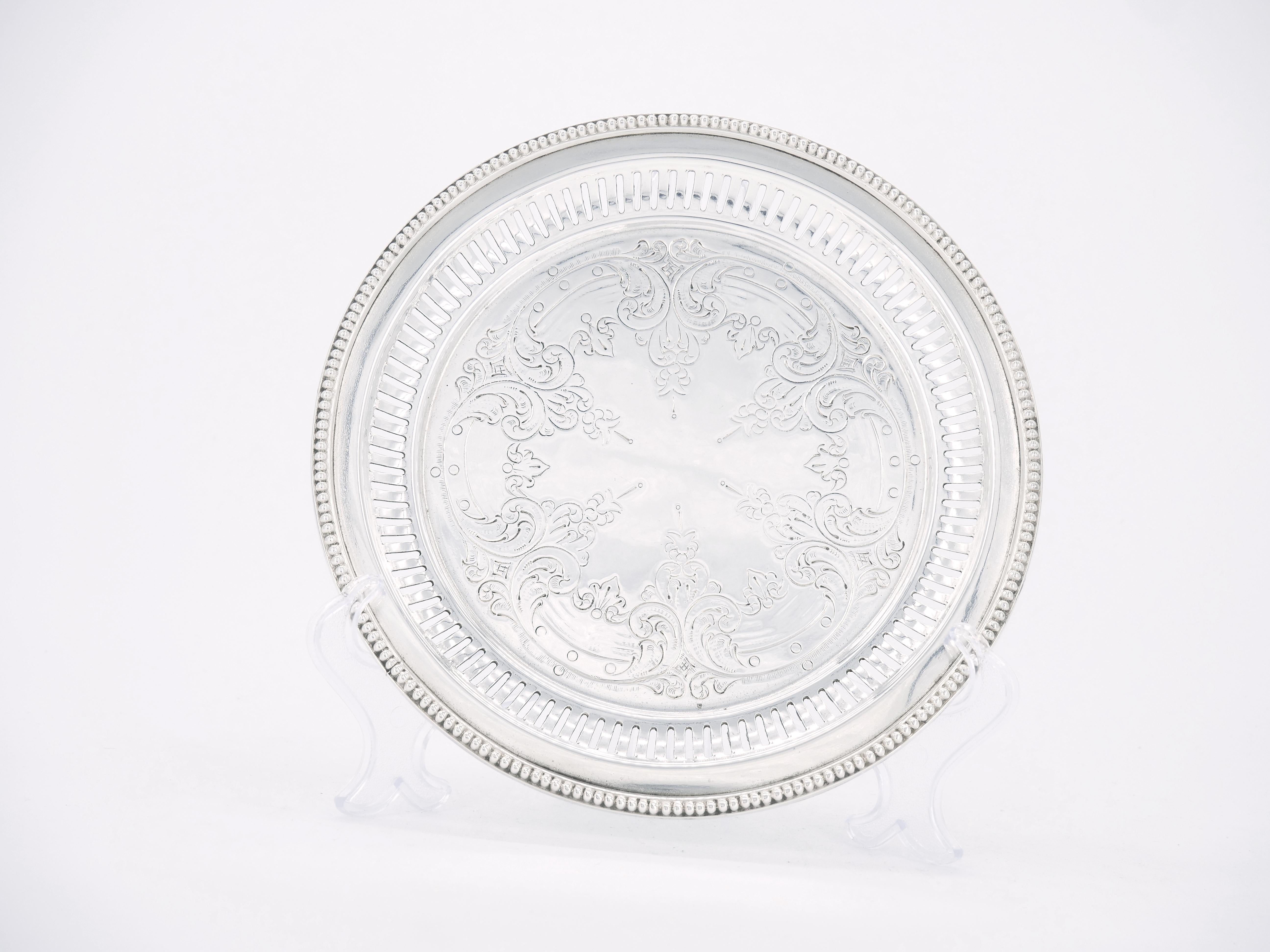 English Sheffield Silver Plate Round Shape / Engraved Serving Tray For Sale 5