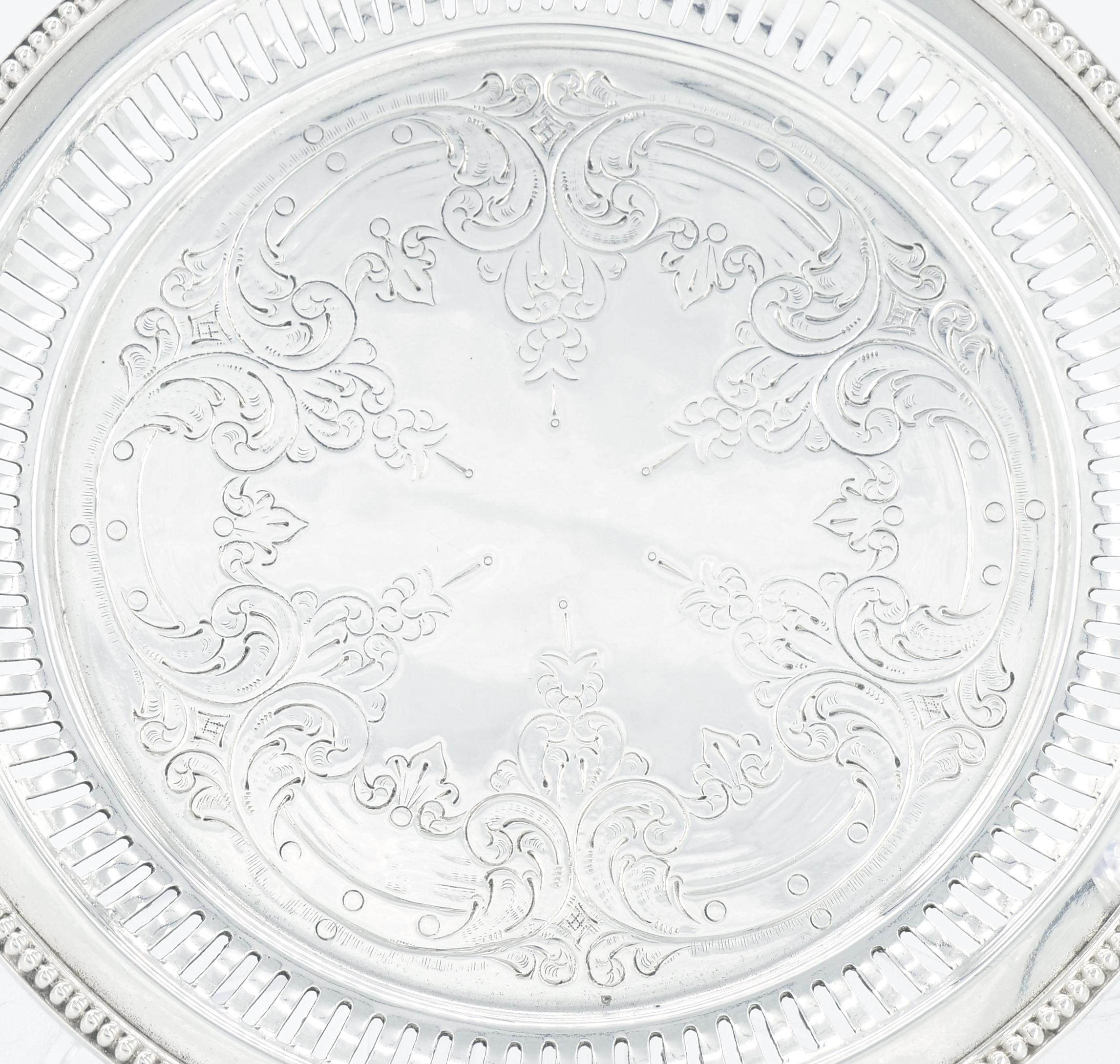 Victorian English Sheffield Silver Plate Round Shape / Engraved Serving Tray For Sale
