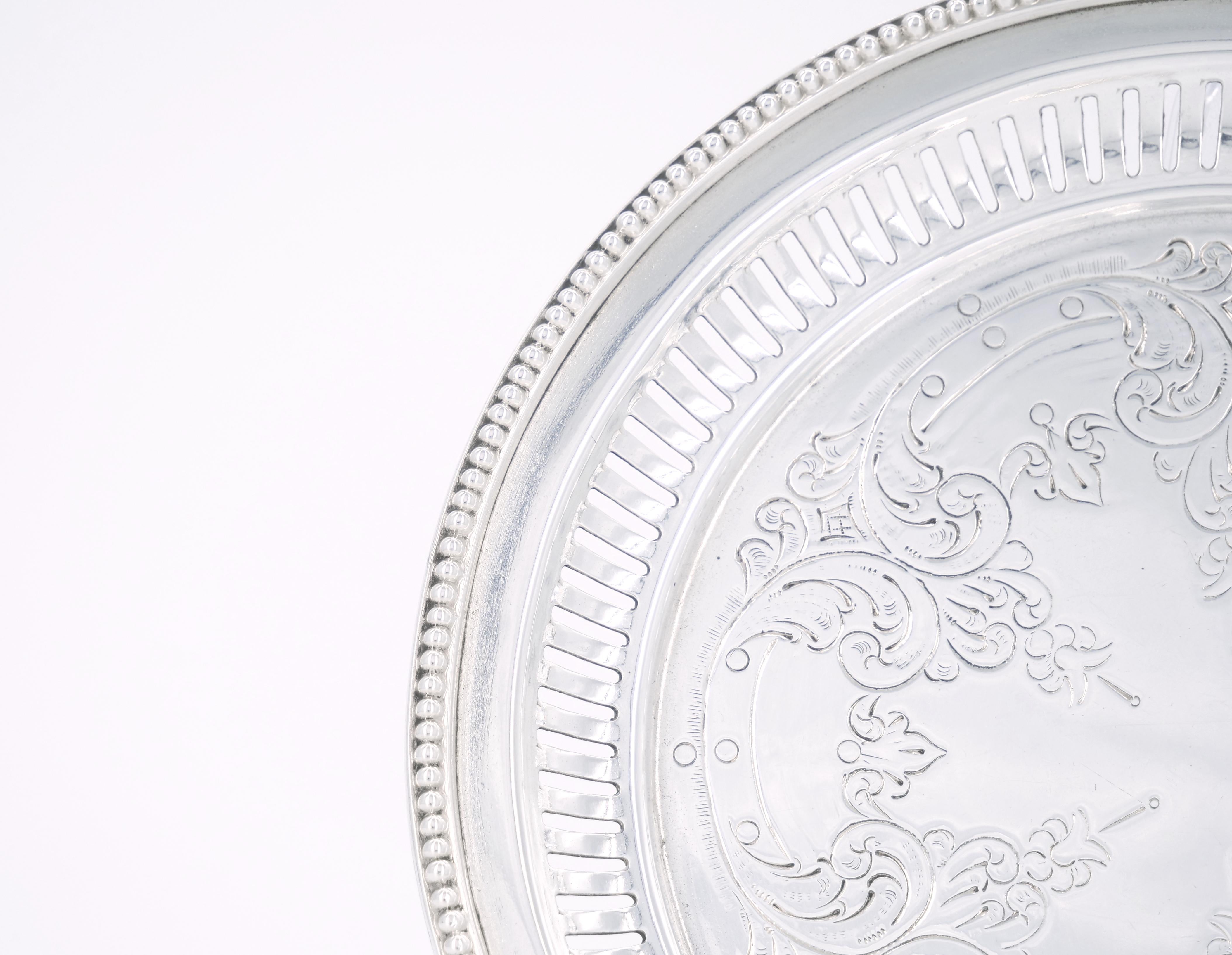 English Sheffield Silver Plate Round Shape / Engraved Serving Tray In Good Condition For Sale In Tarry Town, NY