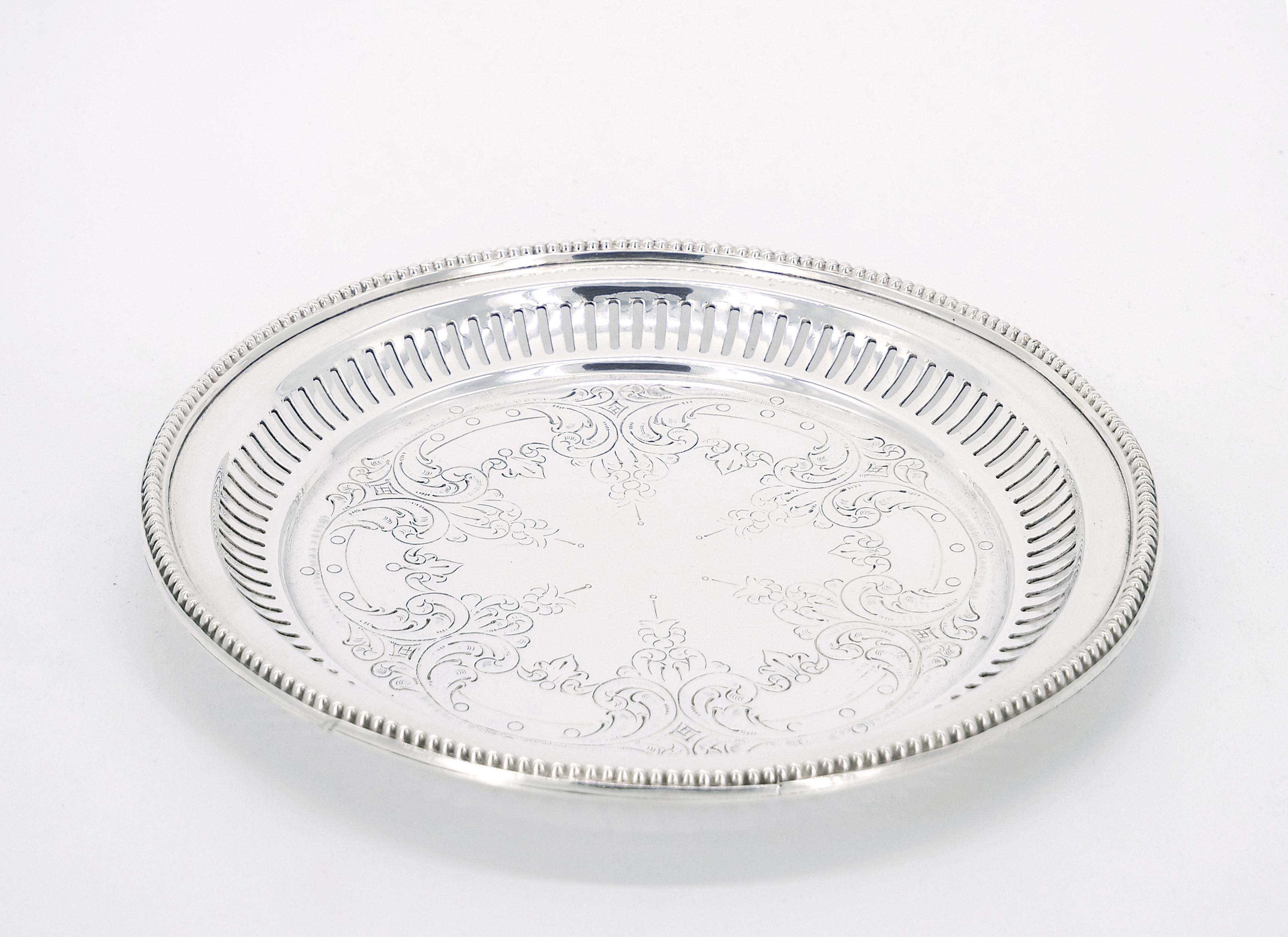 English Sheffield Silver Plate Round Shape / Engraved Serving Tray For Sale 2