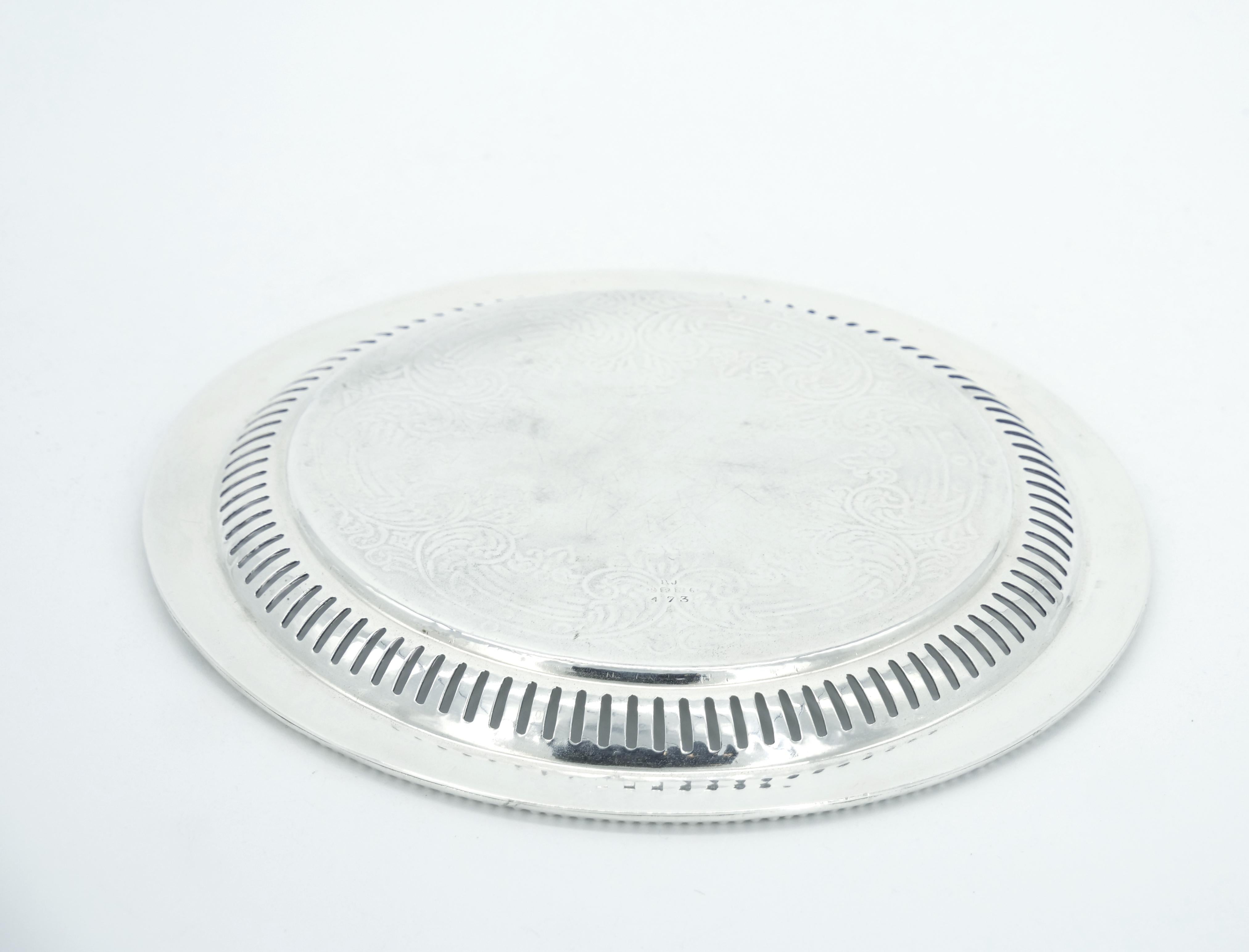 English Sheffield Silver Plate Round Shape / Engraved Serving Tray For Sale 3