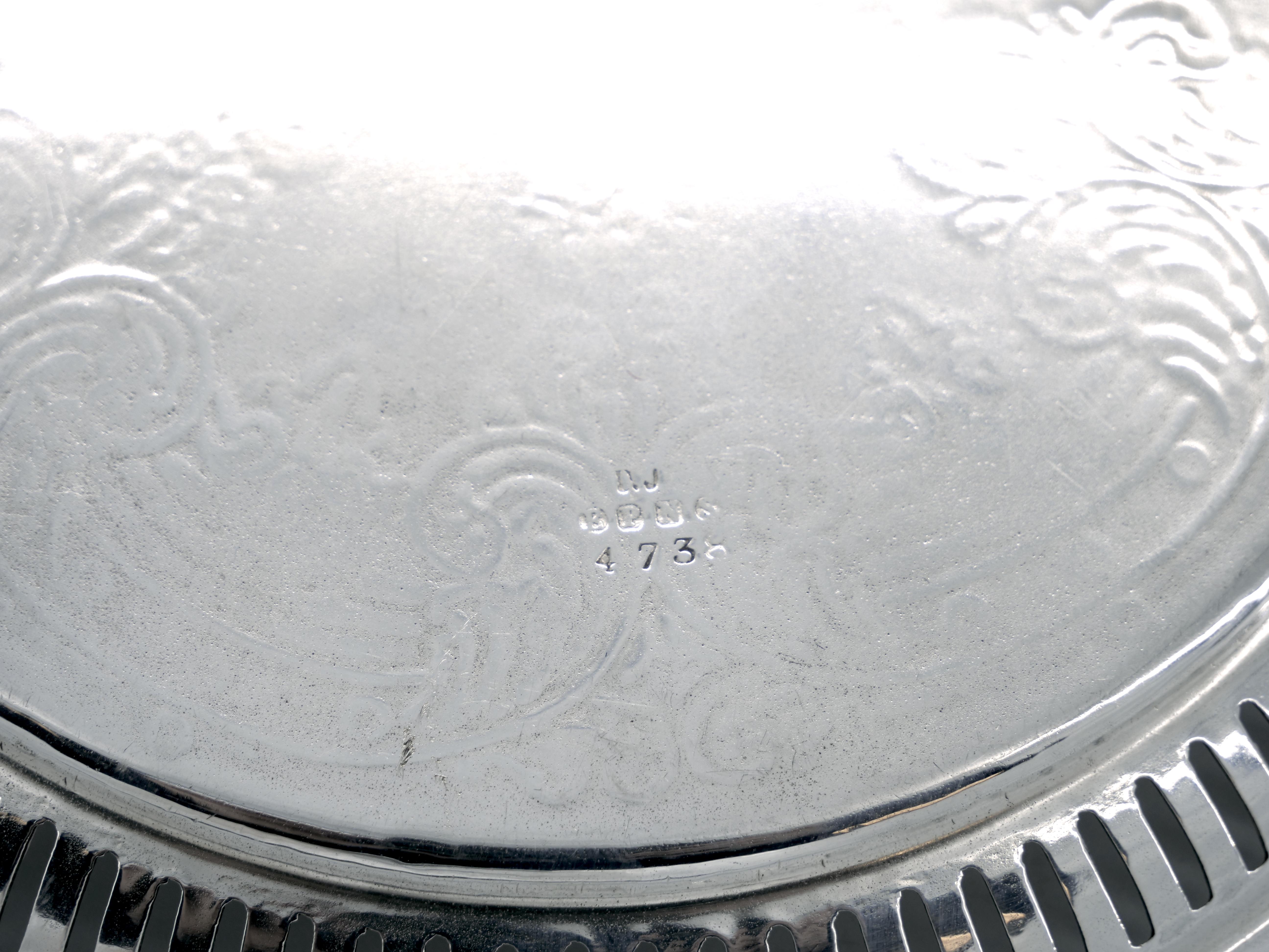 English Sheffield Silver Plate Round Shape / Engraved Serving Tray For Sale 4