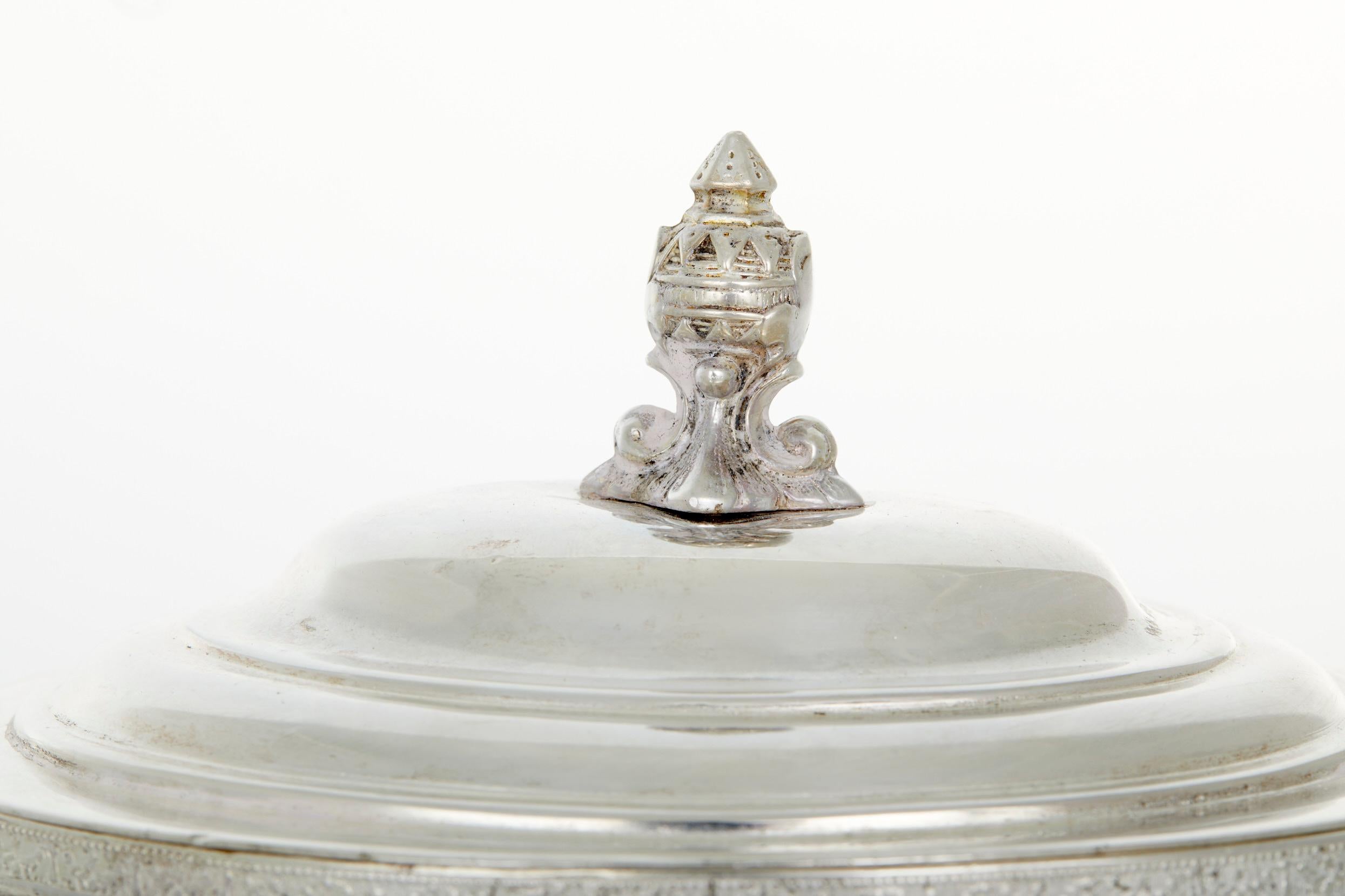 English Sheffield Silver Plate Tea Caddy In Good Condition For Sale In Tarry Town, NY