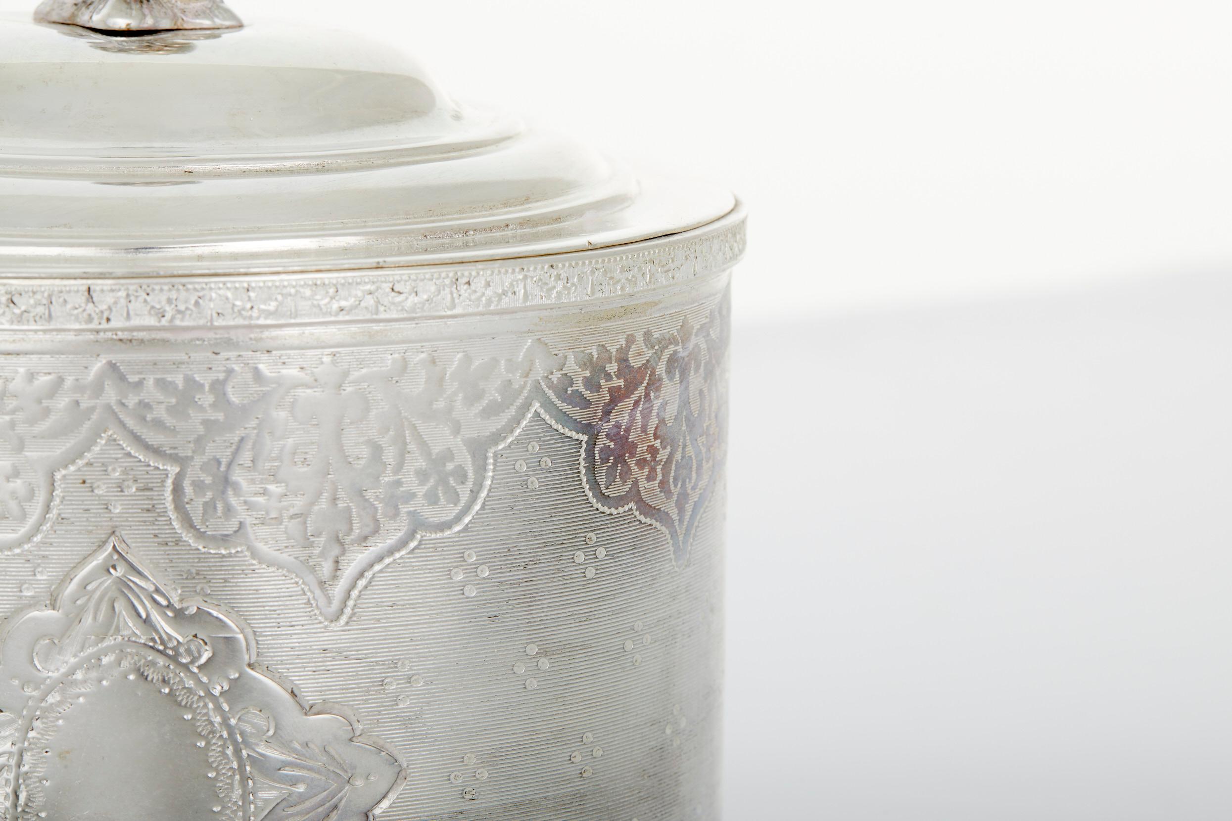 Milieu du XIXe siècle Caddy à thé anglais Sheffield en métal argenté en vente