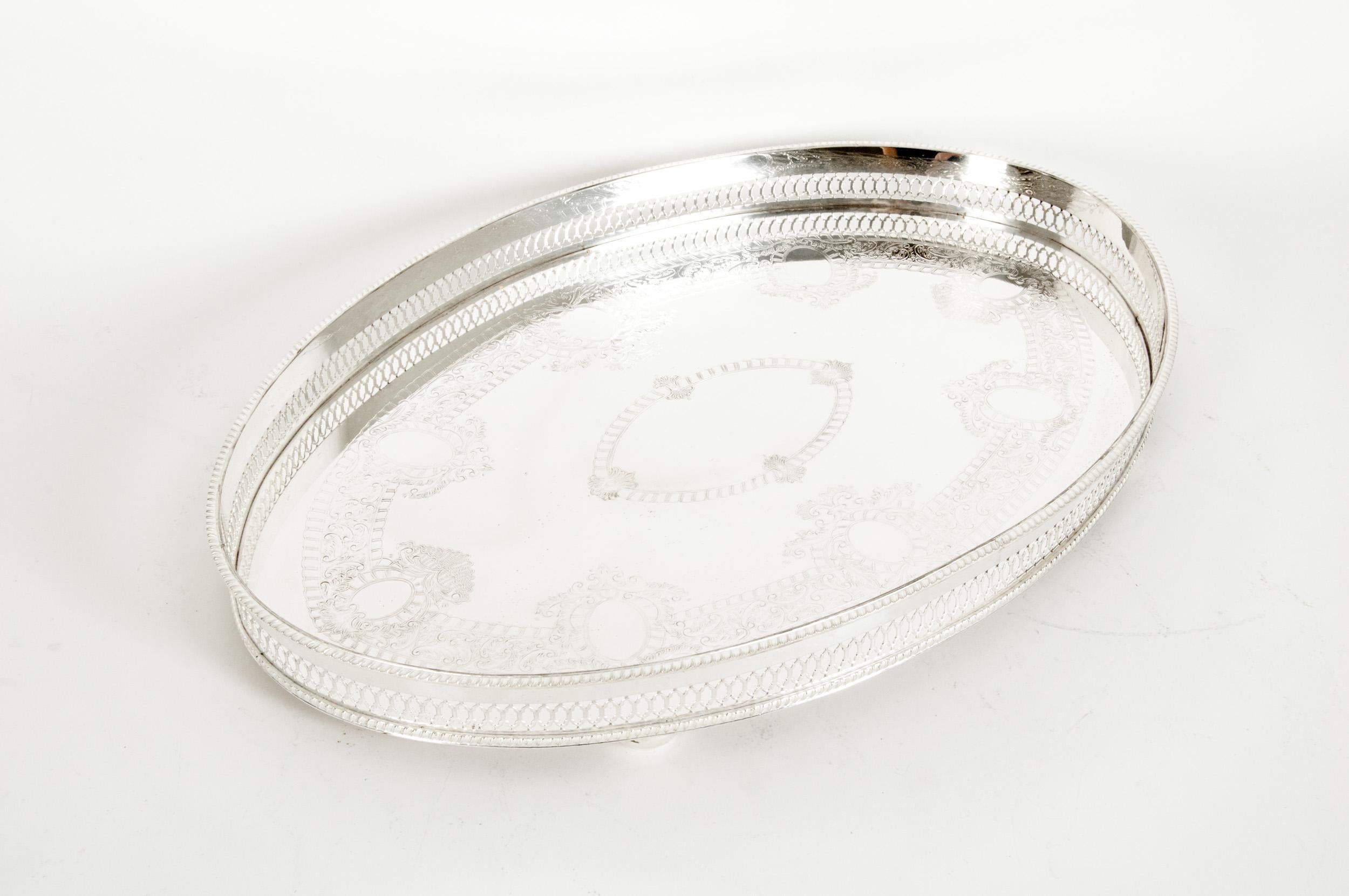 English Sheffield Silver Plated Oval Barware / Tableware Tray In Good Condition In Tarry Town, NY