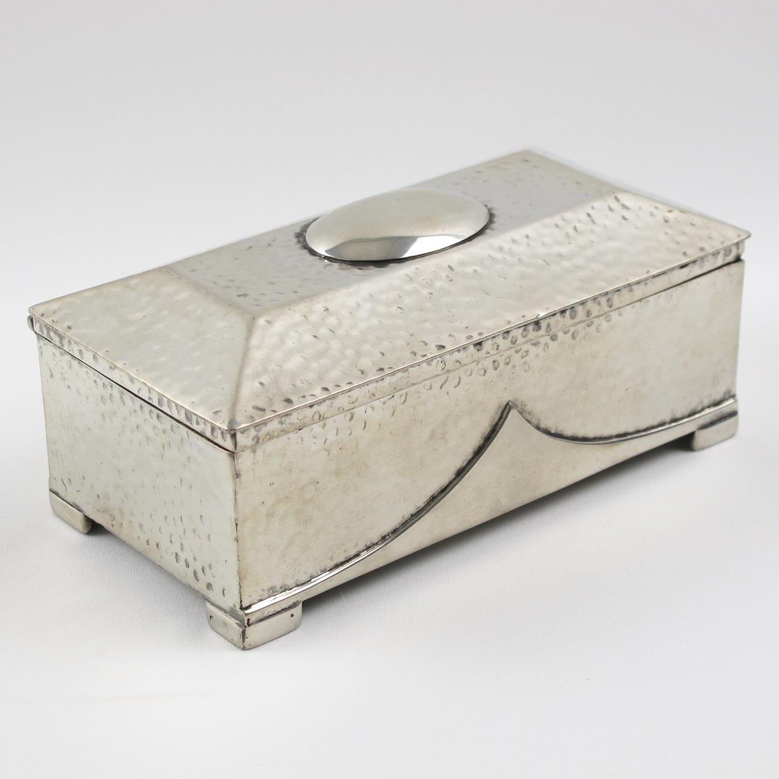 Elegant English Art Deco geometric handwrought dinanderie pewter covered decorative box with beautiful polished patina and lightly hammered pattern. Interior in natural wood. Stamped underside 'Civic Pewter - Made in England'.
Measurements: 6.69