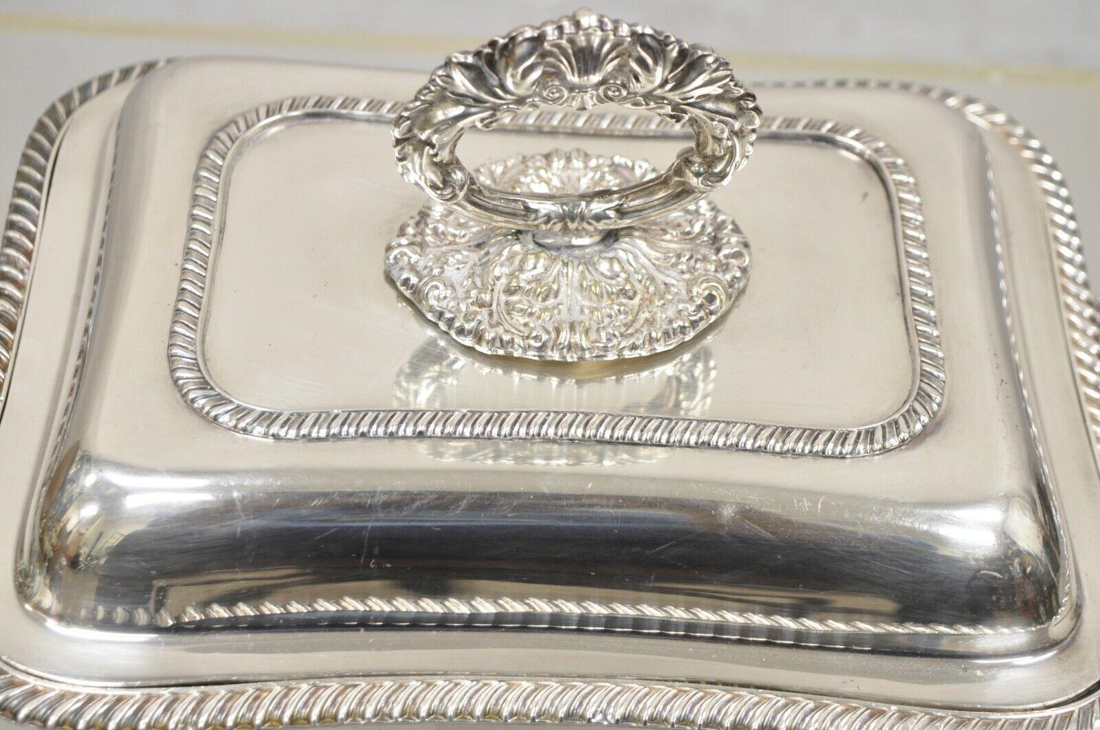 English Sheffield Victorian Silver Plated Lidded Food Warmer Serving Platter In Good Condition For Sale In Philadelphia, PA
